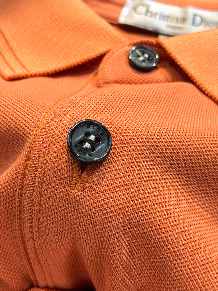 Dior。 26春夏新款男士标识Polo衫，延续经典老钱枫休闲翻领POLO恤.该款Polo衫采用原版专柜