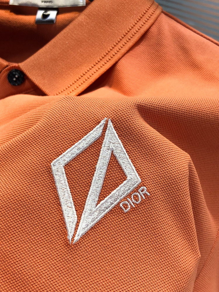 Dior。 26春夏新款男士标识Polo衫，延续经典老钱枫休闲翻领POLO恤.该款Polo衫采用原版专柜