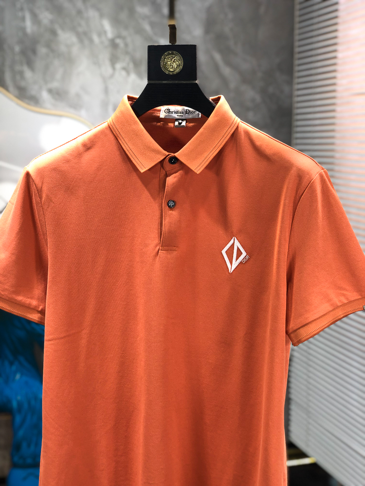 Dior。 26春夏新款男士标识Polo衫，延续经典老钱枫休闲翻领POLO恤.该款Polo衫采用原版专柜