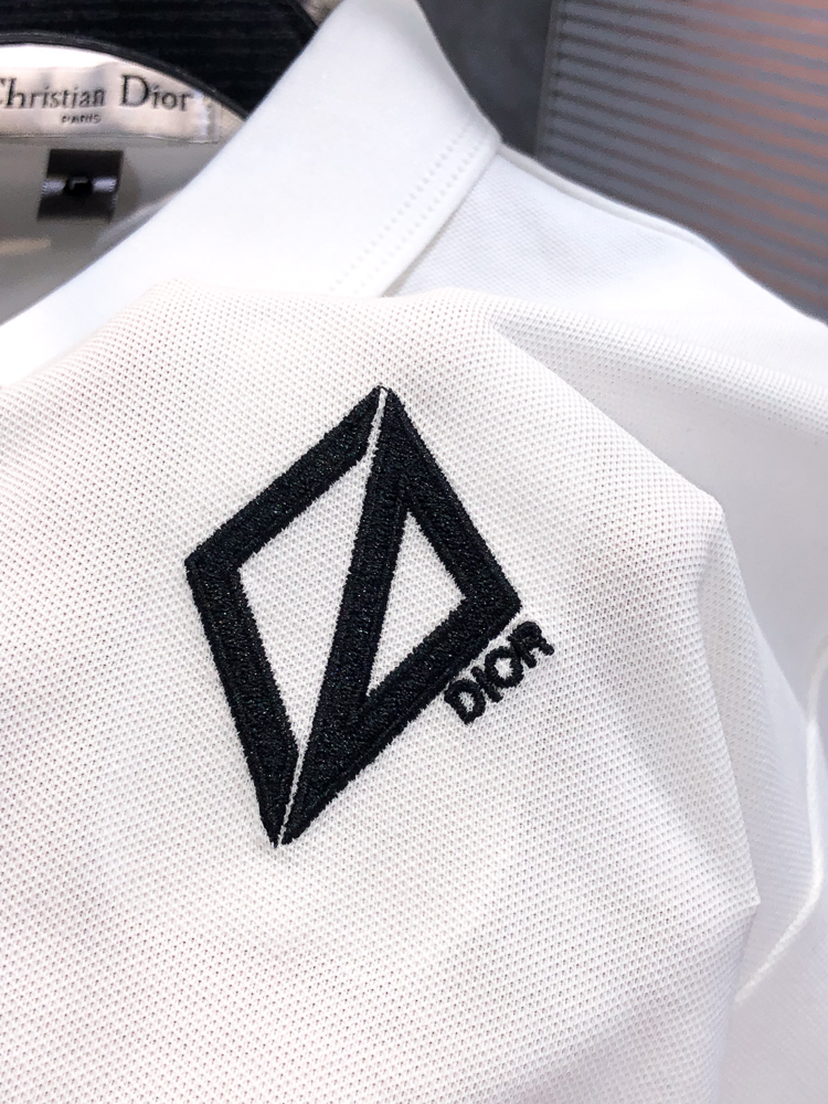 Dior。26春夏新款男士标识Polo衫，延续经典老钱枫休闲翻领POLO恤.该款Polo衫采用原版专柜面