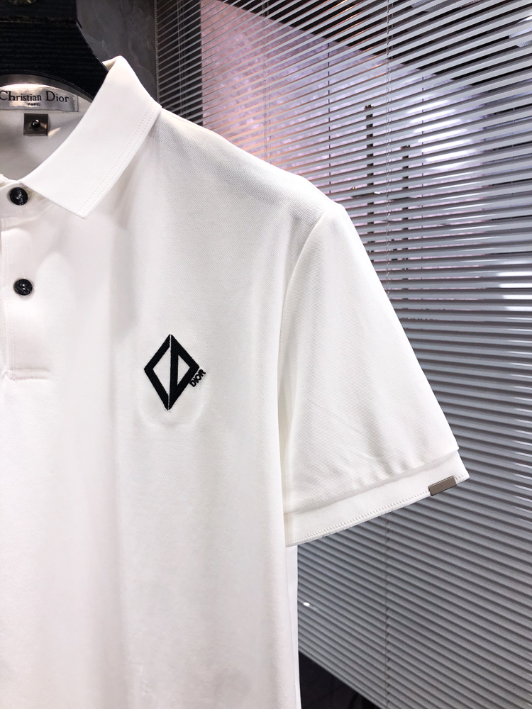 Dior。26春夏新款男士标识Polo衫，延续经典老钱枫休闲翻领POLO恤.该款Polo衫采用原版专柜面