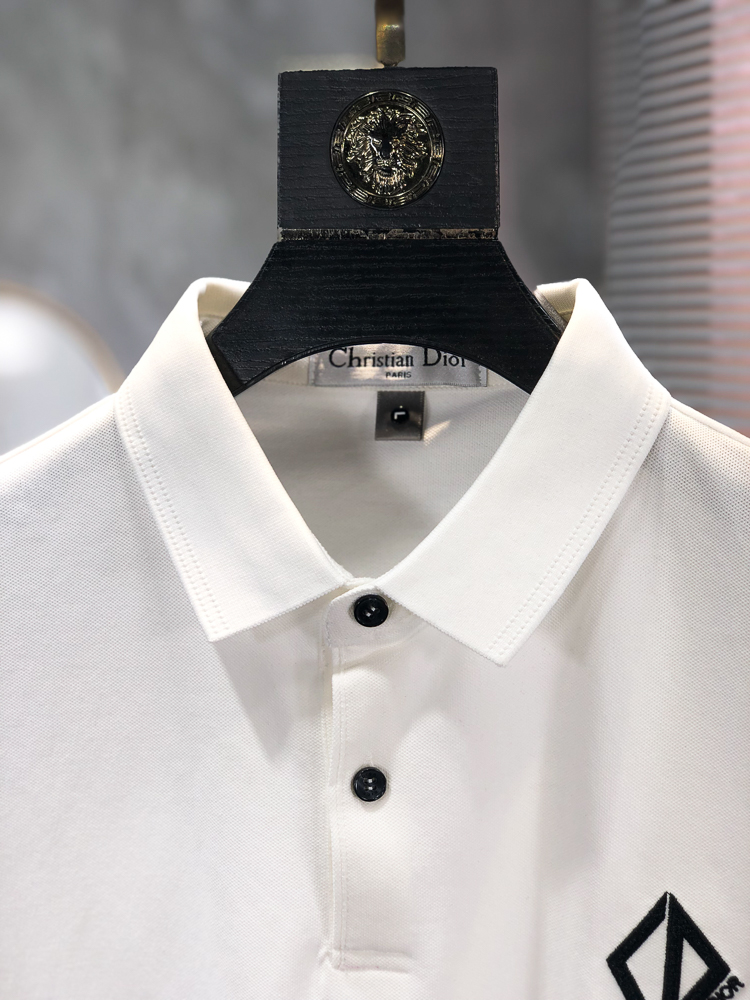 Dior。26春夏新款男士标识Polo衫，延续经典老钱枫休闲翻领POLO恤.该款Polo衫采用原版专柜面