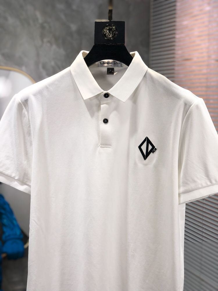 Dior。26春夏新款男士标识Polo衫，延续经典老钱枫休闲翻领POLO恤.该款Polo衫采用原版专柜面
