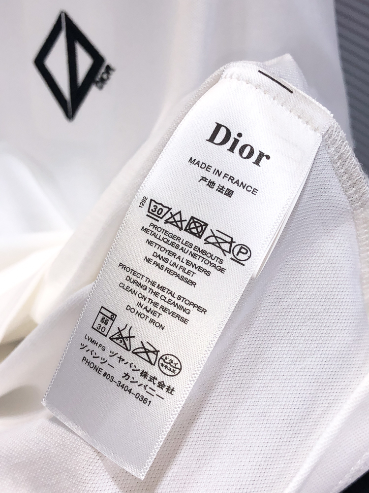 Dior。26春夏新款男士标识Polo衫，延续经典老钱枫休闲翻领POLO恤.该款Polo衫采用原版专柜面
