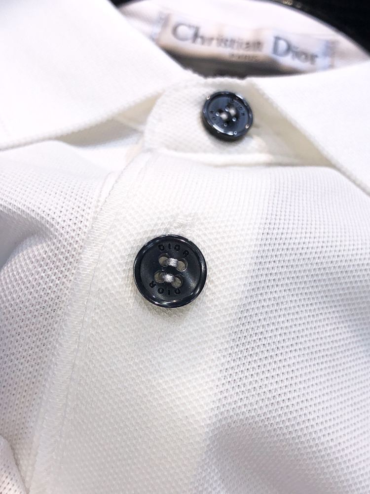 Dior。26春夏新款男士标识Polo衫，延续经典老钱枫休闲翻领POLO恤.该款Polo衫采用原版专柜面