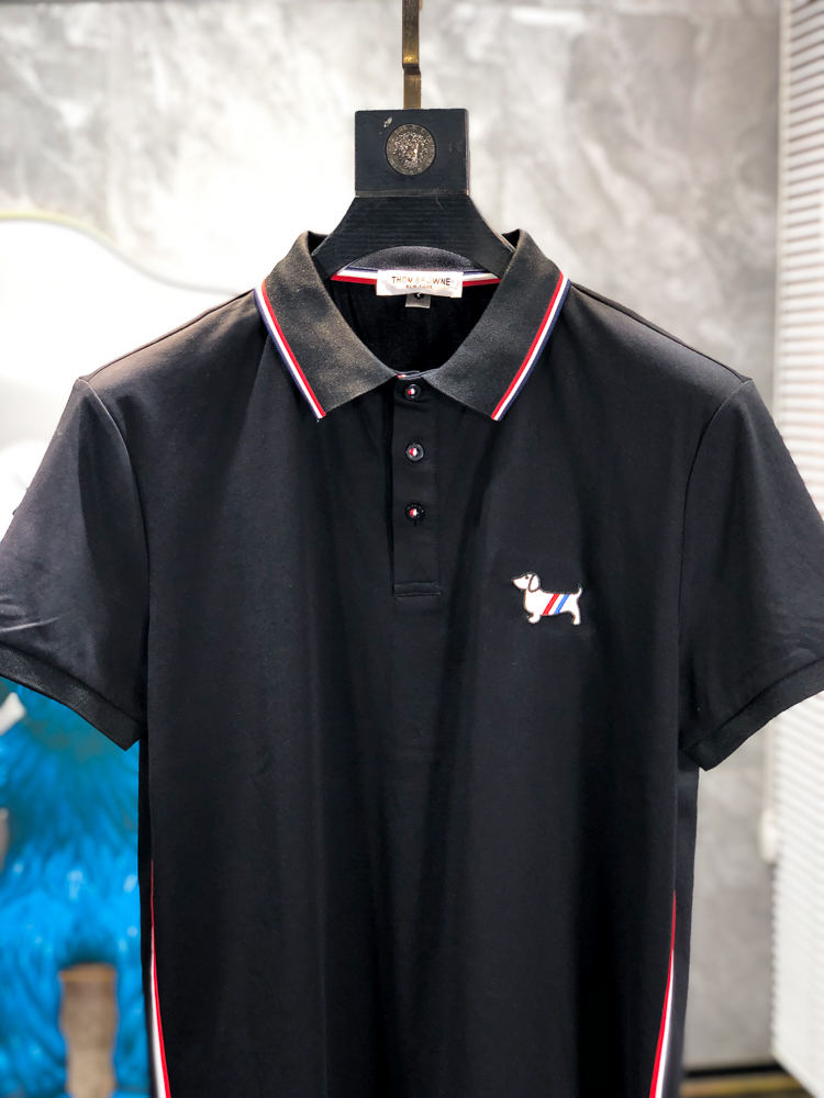 TB。26春夏新款男士标识Polo衫，延续经典老钱枫休闲翻领POLO恤.该款Polo衫采用原版专柜面料制