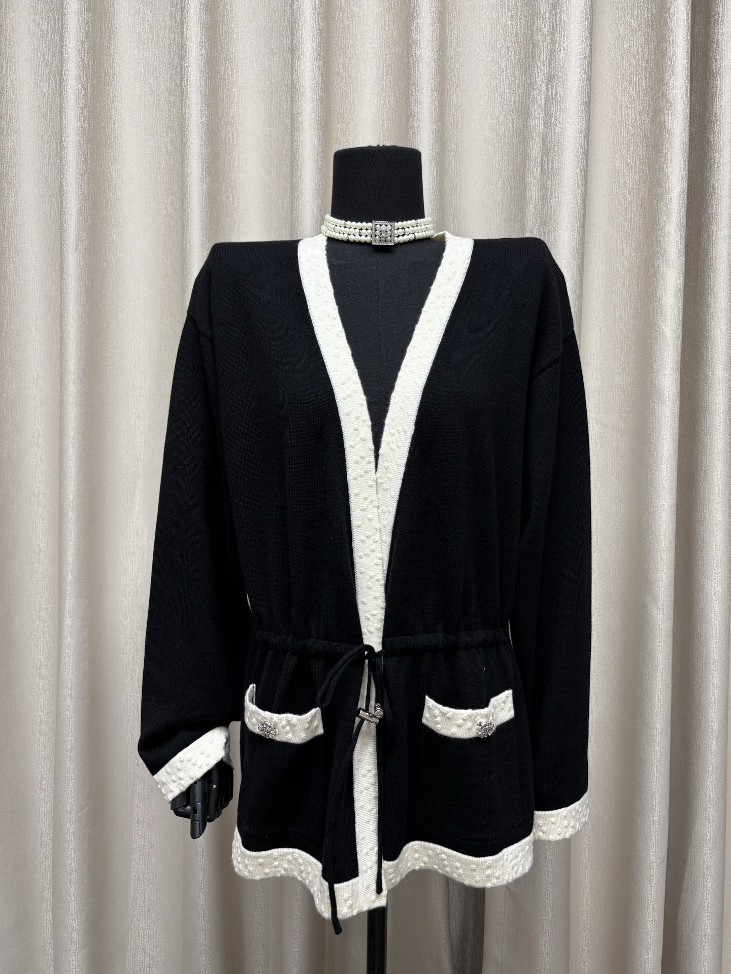 NO:424022,25a handicraft workshop series yb mold opening logo hardware button hanging bell ~ classic high-end black and white color drawstring waist design top body super slim temperament 1 color 3 code SML, alexander wang1986090925a手工坊系列yb开模logo五金纽扣吊钟~经典高级黑白间色抽绳收腰设计上身超显瘦气质1色3码SML,,alexander wang,Women's clothing