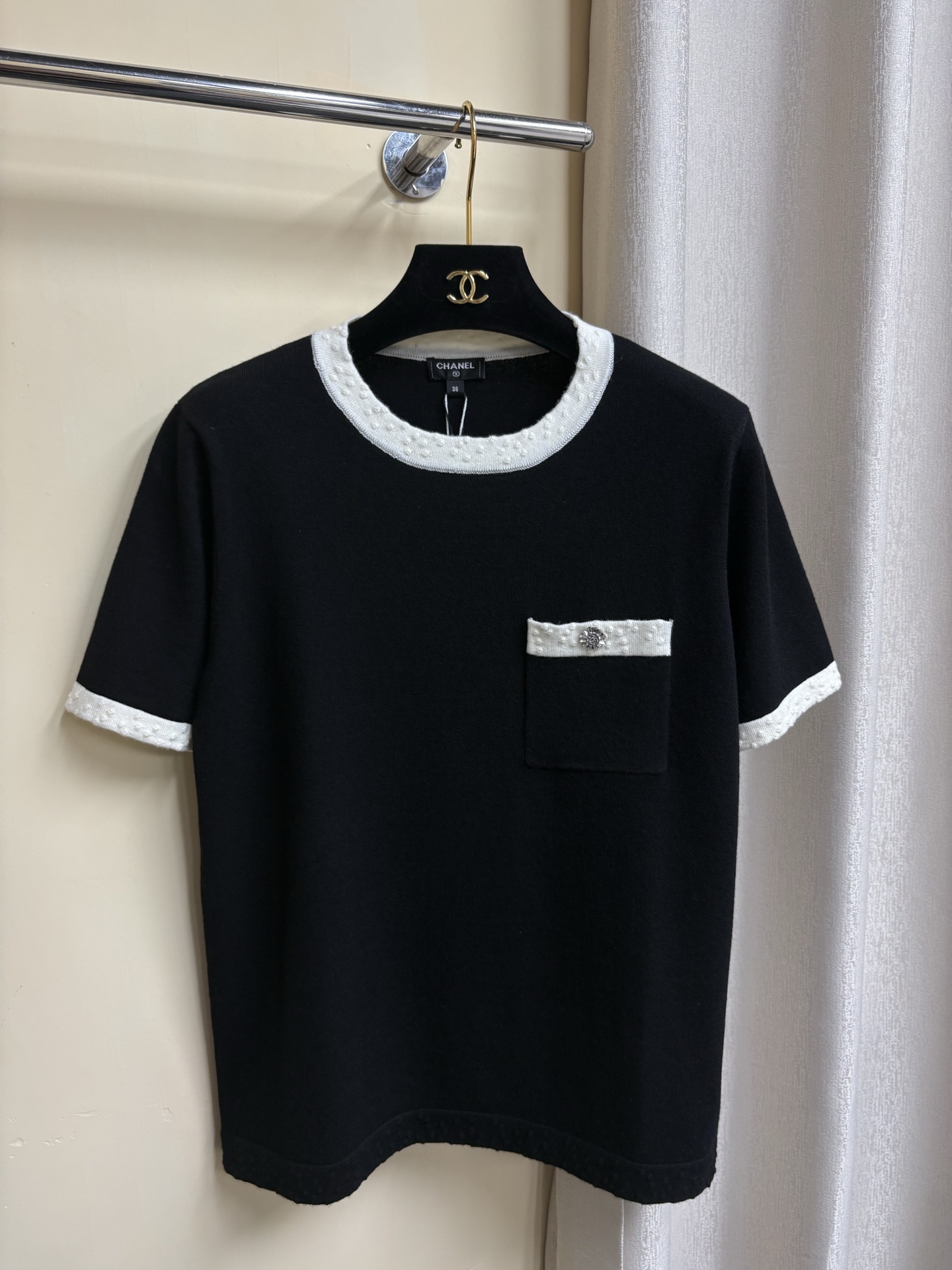NO:424032,25a handicraft workshop series, classic high-end black and white contrasting splicing, small pocket decoration, yb open mold logo hardware button decoration, high-end fashionable temperament, versatile size sml,,alexander wang1986090925a手工坊系列 经典高级黑白撞色拼接 小口袋装饰yb开模logo五金纽扣装饰 高级时髦气质百搭 尺码sml,,alexander wang,Women's clothing