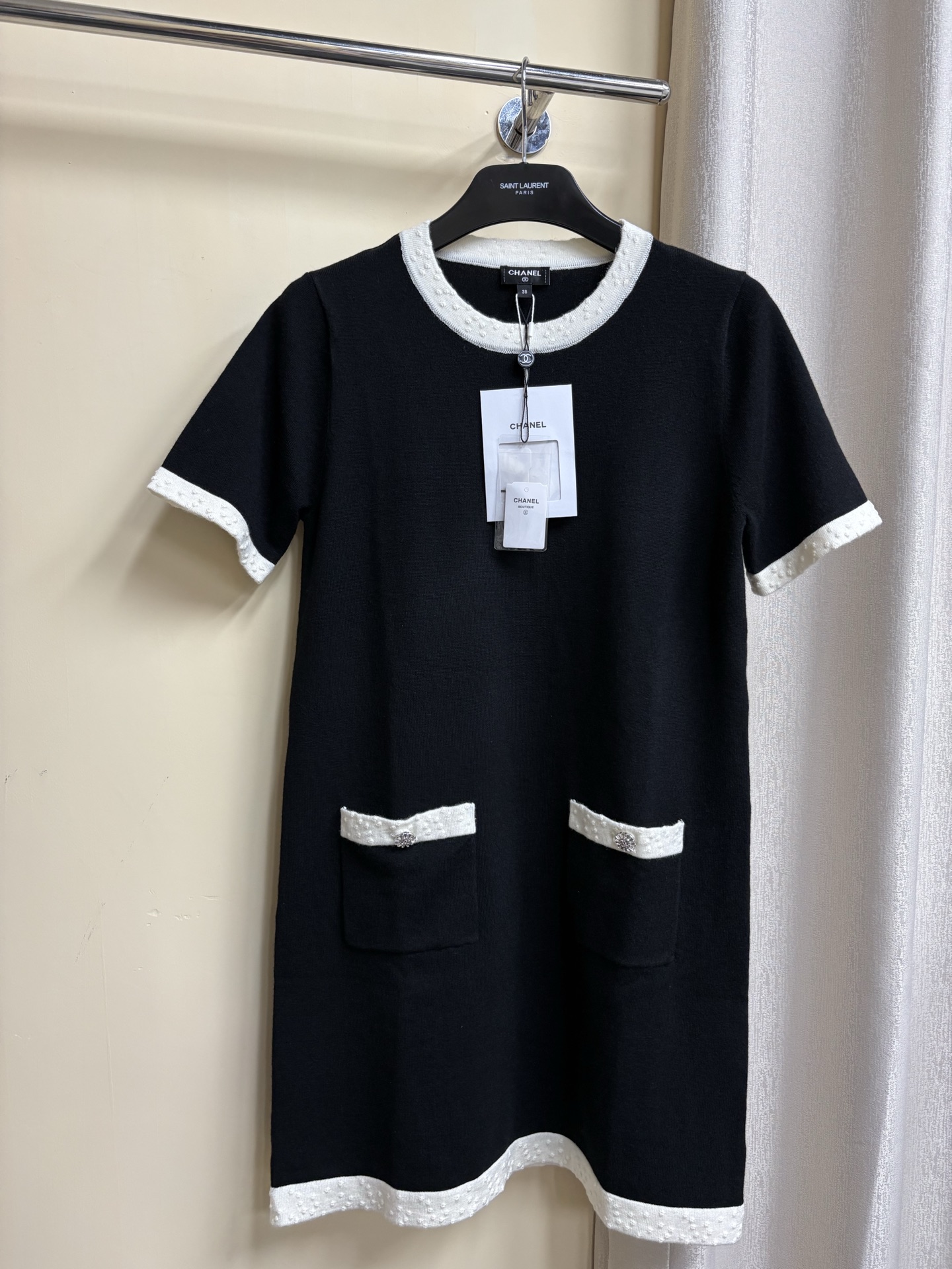NO:424041,25a handicraft workshop series high-end black and white contrasting colors, two-pocket decoration yb mold opening logo hardware button embellishment, fashionable and slim upper body, full temperament Size sml,,alexander wang1986090925a手工坊系列 高级黑白撞色 两口袋装饰yb开模logo五金纽扣点缀 上身时髦显瘦 气质满满 尺码sml,,alexander wang,Women's clothing