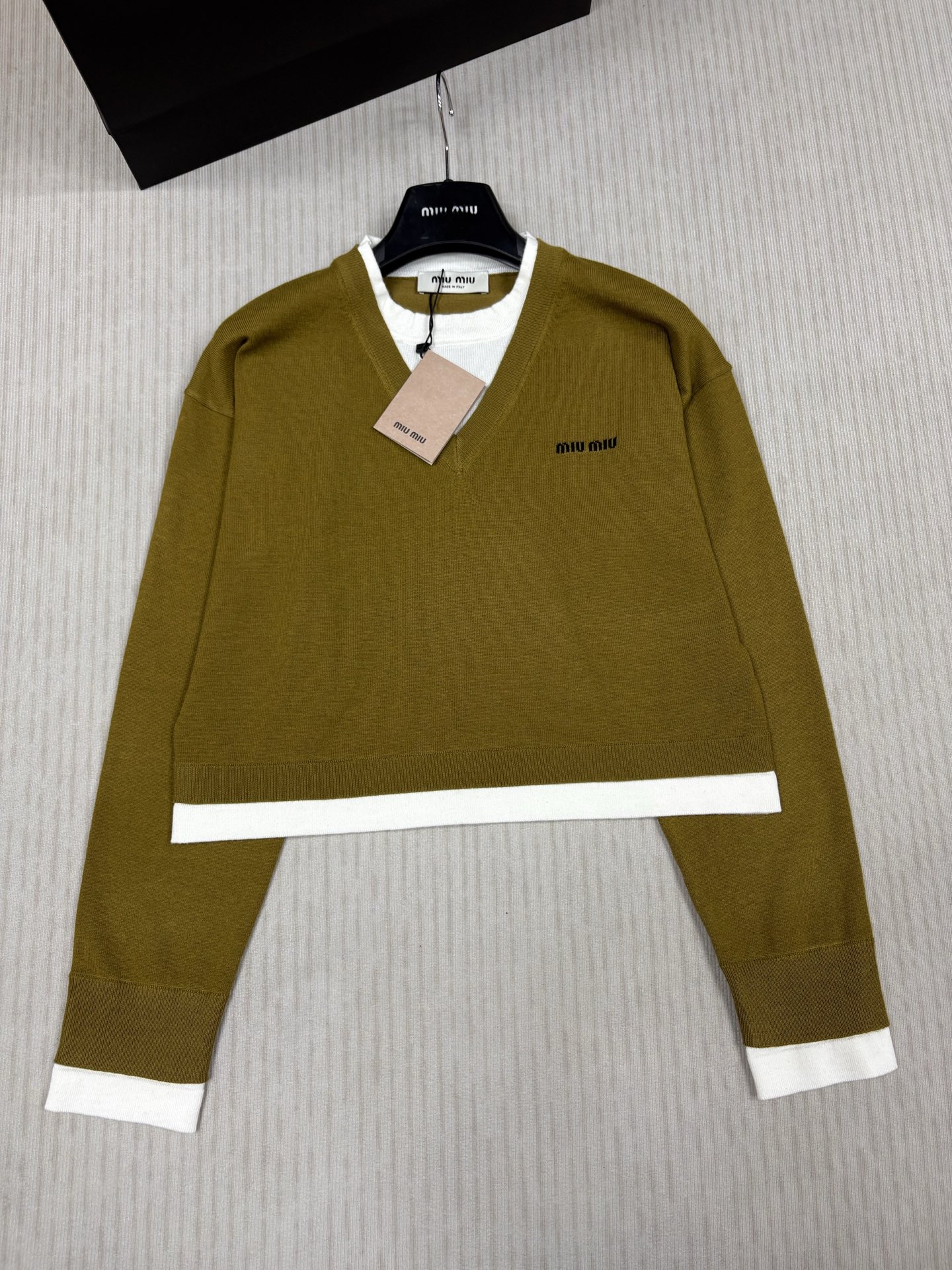 NO:442207,MiuMi* 25 early autumn new model, fake two-piece knitted short sleeve, fake two-piece splicing design, yb classic brand letter logo contrasting jacquard embellishment, fashionable and high-end versatile, three-color SML, miumiu, alexander wang19860909MiuMi* 25早秋新款 假两件针织短款套头 假两件拼接设计 yb经典品牌字母logo撞色提花点缀 时髦高级百搭 三色SML,,miumiu,alexander wang,Women's clothing