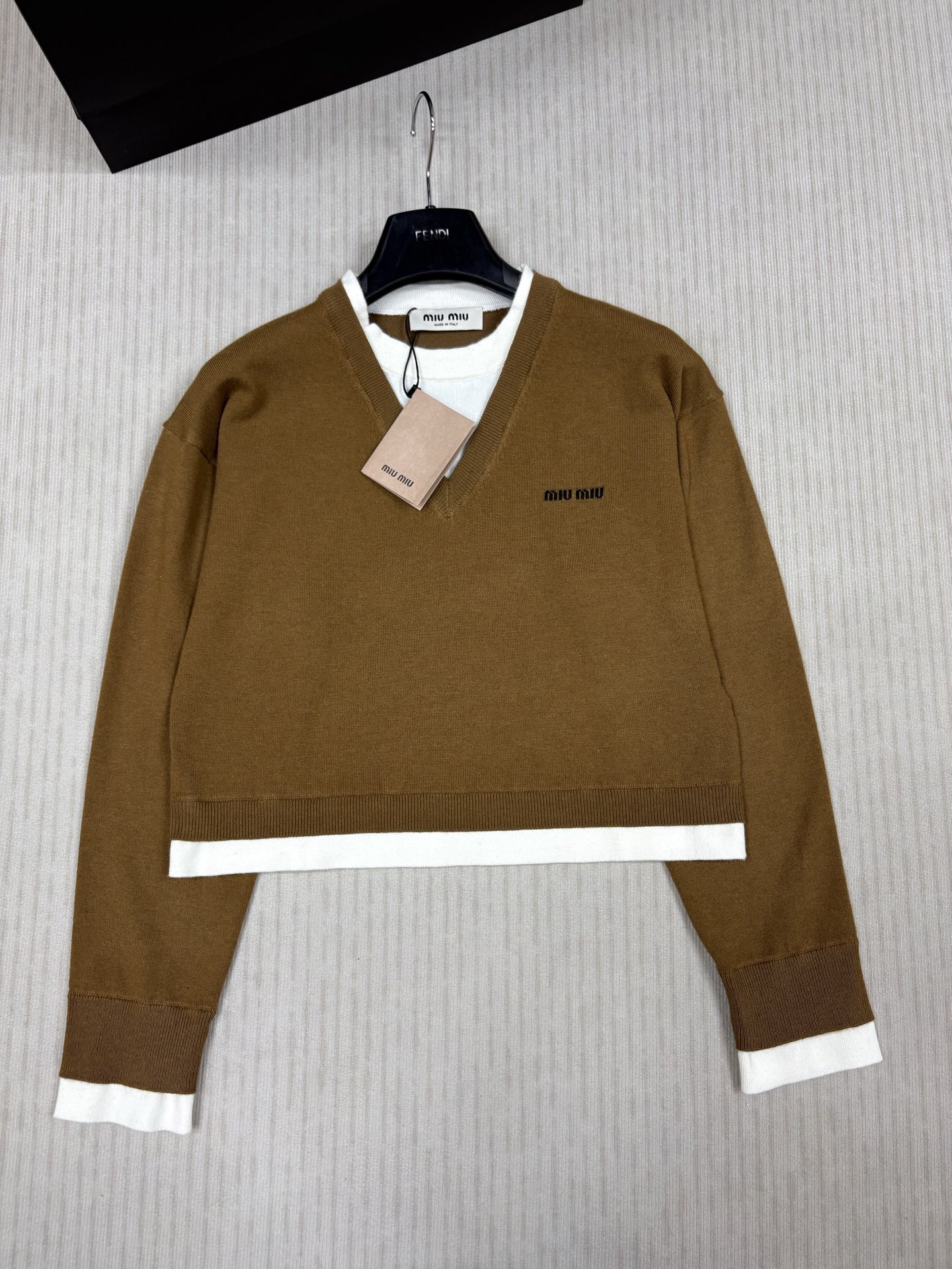 NO:442222,MiuMi* 25 early autumn new model, fake two-piece knitted short sleeve, fake two-piece splicing design, yb classic brand letter logo contrasting jacquard embellishment, fashionable and high-end versatile, three-color SML, miumiu, alexander wang19860909MiuMi* 25早秋新款 假两件针织短款套头 假两件拼接设计 yb经典品牌字母logo撞色提花点缀 时髦高级百搭 三色SML,,miumiu,alexander wang,Women's clothing