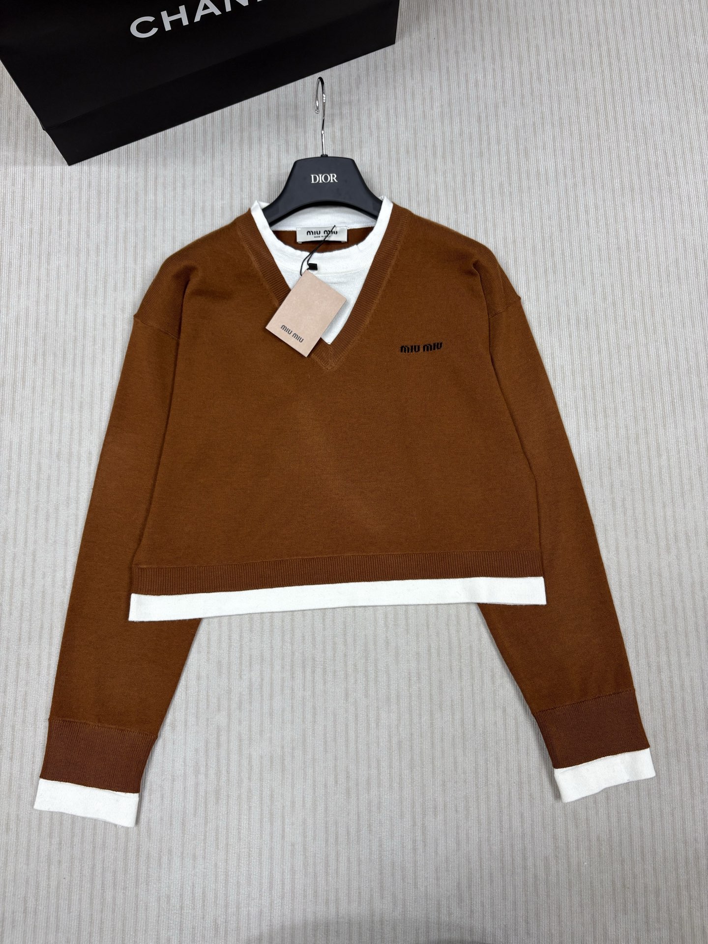 NO:442236,MiuMi* 25 early autumn new model, fake two-piece knitted short sleeve, fake two-piece splicing design, yb classic brand letter logo contrasting jacquard embellishment, fashionable and high-end versatile, three-color SML, miumiu, alexander wang19860909MiuMi* 25早秋新款 假两件针织短款套头 假两件拼接设计 yb经典品牌字母logo撞色提花点缀 时髦高级百搭 三色SML,,miumiu,alexander wang,Women's clothing