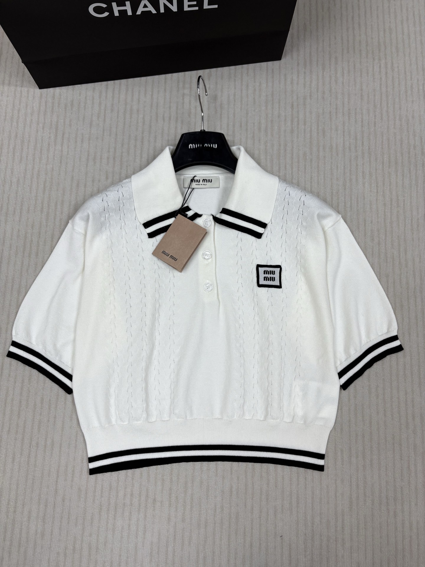 NO:442186,MiuMi* 25 Spring and Autumn New Knitted Lapel Short Sleeve, Intermediate Color Striped Edge, Classic Letter Logo Embroidery, YB Open-Model Alphabet Logo Button Decoration, Classic Fashionable Commuting and Versatile Two-color SML,,miumiu, T-shirt, alexander wang19860909MiuMi* 25春秋新款针织翻领短袖 间色条纹包边 经典字母logo章仔点缀 yb开模字母logo纽扣装饰 经典时髦通勤百搭 两色SML,,miumiu,T-shirt,alexander wang,Women's clothing