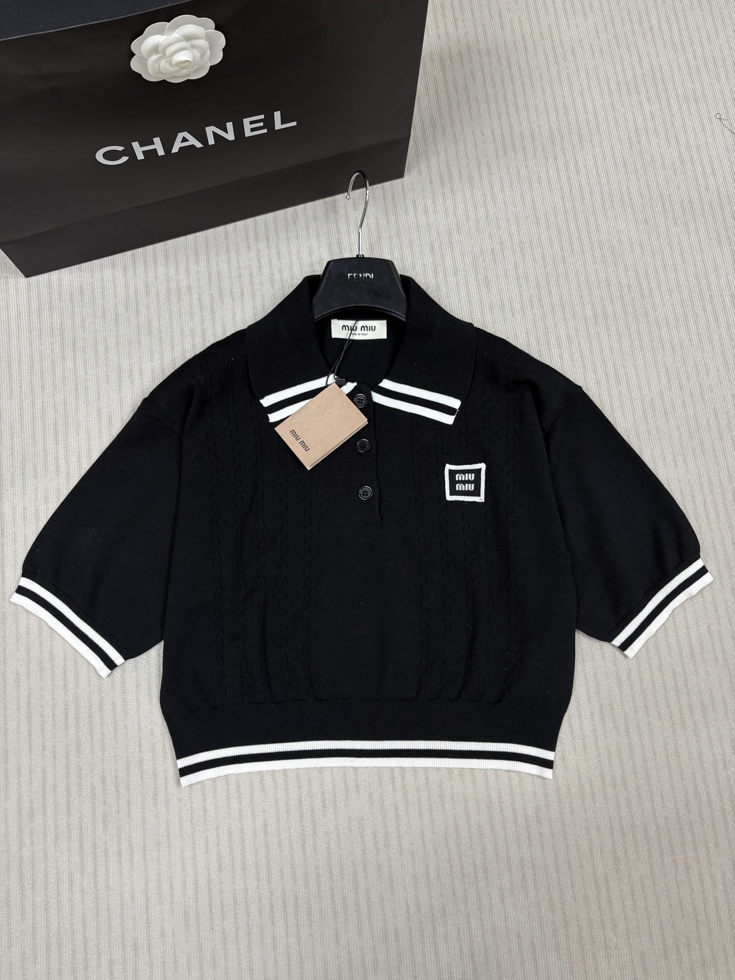 NO:442194,MiuMi* 25 Spring and Autumn New Knitted Lapel Short Sleeve, Intermediate Color Striped Edge, Classic Letter Logo Embroidery, YB Open-Model Alphabet Logo Button Decoration, Classic Fashionable Commuting and Versatile Two-color SML,,miumiu, T-shirt, alexander wang19860909MiuMi* 25春秋新款针织翻领短袖 间色条纹包边 经典字母logo章仔点缀 yb开模字母logo纽扣装饰 经典时髦通勤百搭 两色SML,,miumiu,T-shirt,alexander wang,Women's clothing