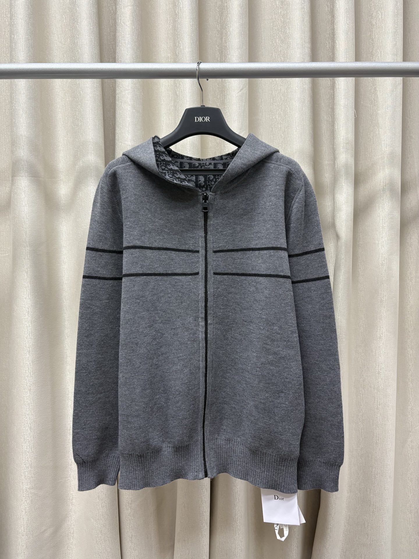 NO:455504,Dio*25 autumn and winter new knitted cardigan, double-sided zipper hooded cardigan, yb open-module letter CD zipper, classic letter logo jacquard embellishment, classic presbyopia logo jacquard decoration, high-end personality, atmospheric and versatile size sml,,dior,hats,alexander wang19860909Dio*25秋冬新款针织开衫 双面拉链连帽开衫 yb开模字母CD拉链 经典字母logo提花点缀 经典老花logo提花装饰 高级个性大气百搭 尺码sml,,dior,hats,alexander wang,Women's clothing