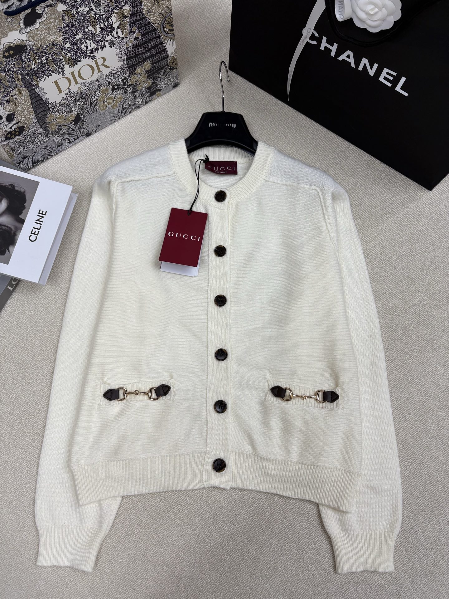 NO:686530,Gucci 25 new autumn and winter style knitted round neck cardigan, raglan sleeve design, yb molded letter buttons embellishment, pocket horsebit decoration, high-end fashion, exquisite and versatile, sizes sml,,gucci,19860909Gucci 25秋冬新款 针织圆领开衫 插肩袖设计 yb开模字母纽扣点缀 口袋马衔扣装饰 高级时髦精致百搭 尺码sml,,gucci,,Women's clothing