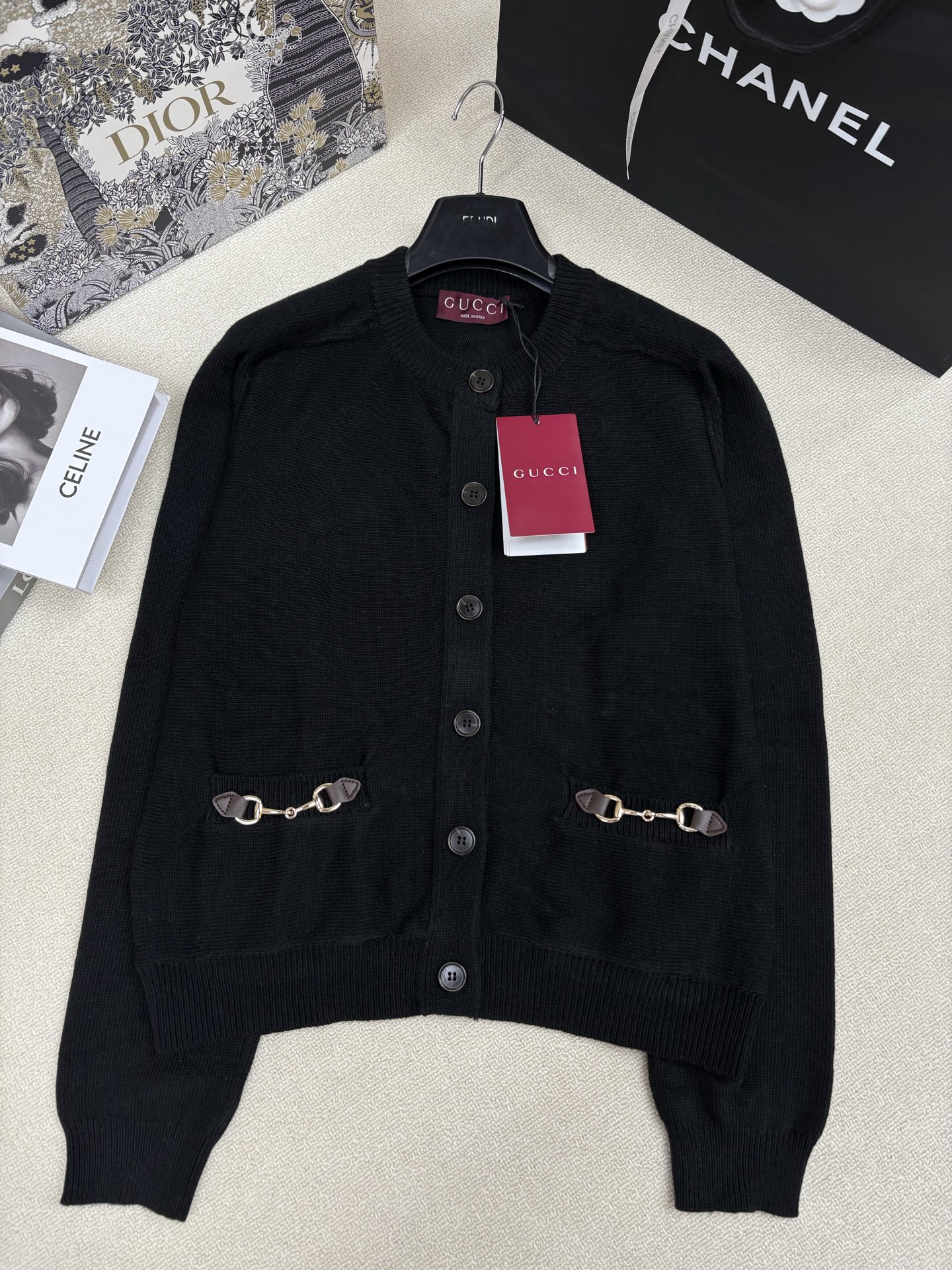 NO:686534,Gucci 25 new autumn and winter style knitted round neck cardigan, raglan sleeve design, yb molded letter buttons embellishment, pocket horsebit decoration, high-end fashion, exquisite and versatile, sizes sml,,gucci,19860909Gucci 25秋冬新款 针织圆领开衫 插肩袖设计 yb开模字母纽扣点缀 口袋马衔扣装饰 高级时髦精致百搭 尺码sml,,gucci,,Women's clothing