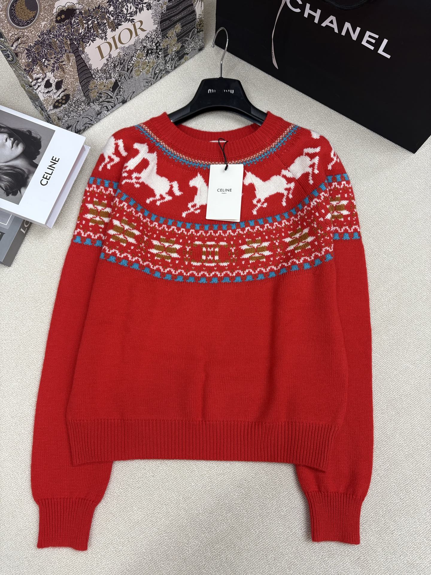 NO:686533,Celine 25 new autumn and winter style knitted round neck pullover, raglan sleeve design, war horse brand logo pattern, contrasting jacquard decoration, fashionable, exquisite and versatile, a must-have for Christmas atmosphere, size sml,,celine,19860909Celine 25秋冬新款 针织圆领套头 插肩袖设计 战马品牌logo图案撞色提花装饰 时髦精致百搭圣诞氛围穿搭必备 尺码sml,,celine,,Women's clothing