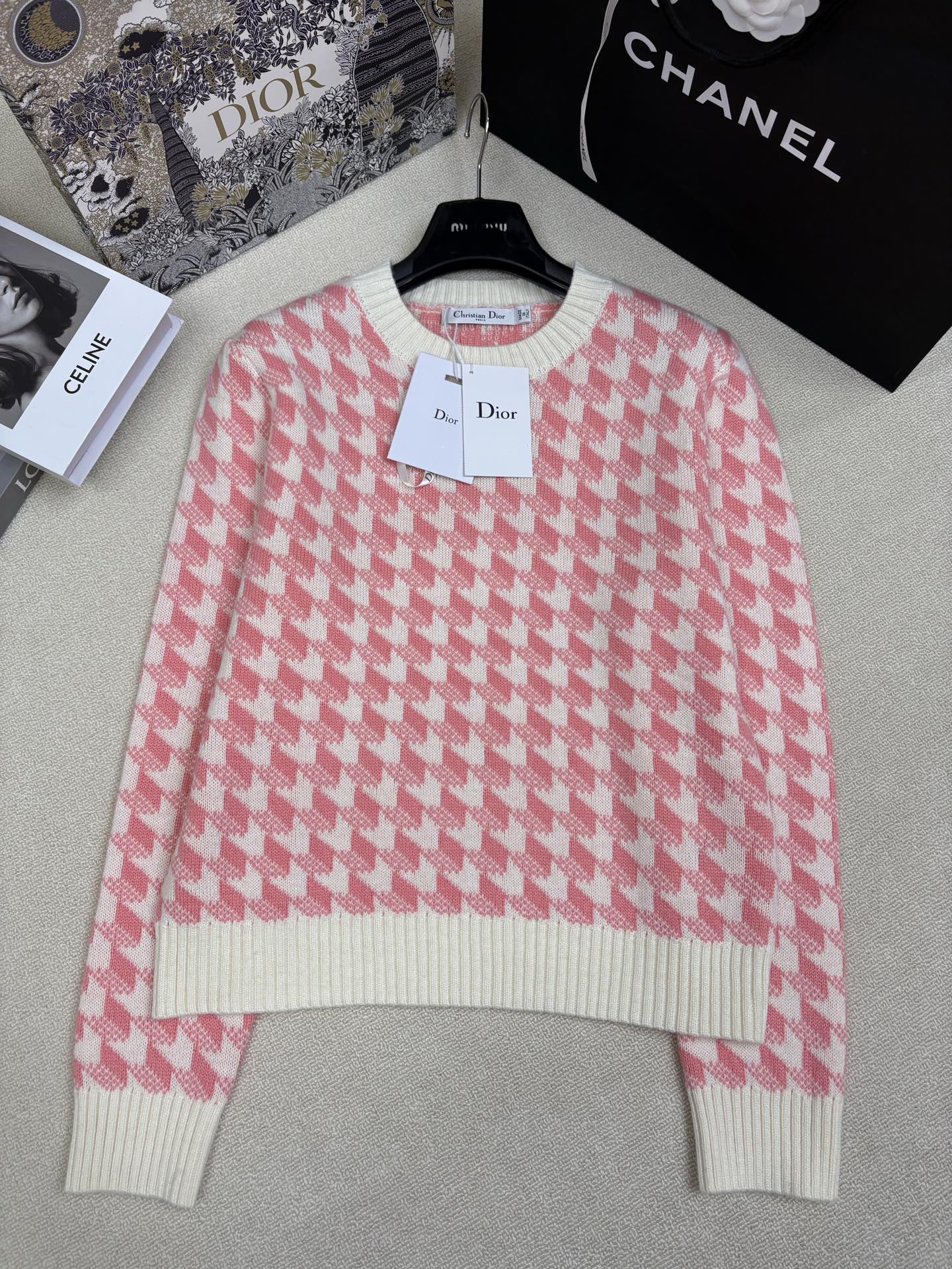 NO:686522,Dior 25 new autumn and winter style Knitted round neck pullover Classic contrasting houndstooth jacquard decoration Regular version Fashionable, refined, light and luxurious, versatile Sizes sml,, dior,19860909Dior 25秋冬新款 针织圆领套头 经典撞色千鸟格提花装饰 常规版型 时髦精致轻奢百搭 尺码sml,,dior,,Women's clothing