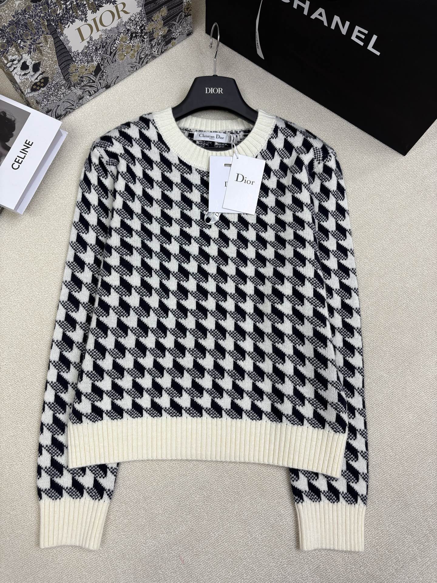NO:686525,Dior 25 new autumn and winter style Knitted round neck pullover Classic contrasting houndstooth jacquard decoration Regular version Fashionable, refined, light and luxurious, versatile Sizes sml,, dior,19860909Dior 25秋冬新款 针织圆领套头 经典撞色千鸟格提花装饰 常规版型 时髦精致轻奢百搭 尺码sml,,dior,,Women's clothing