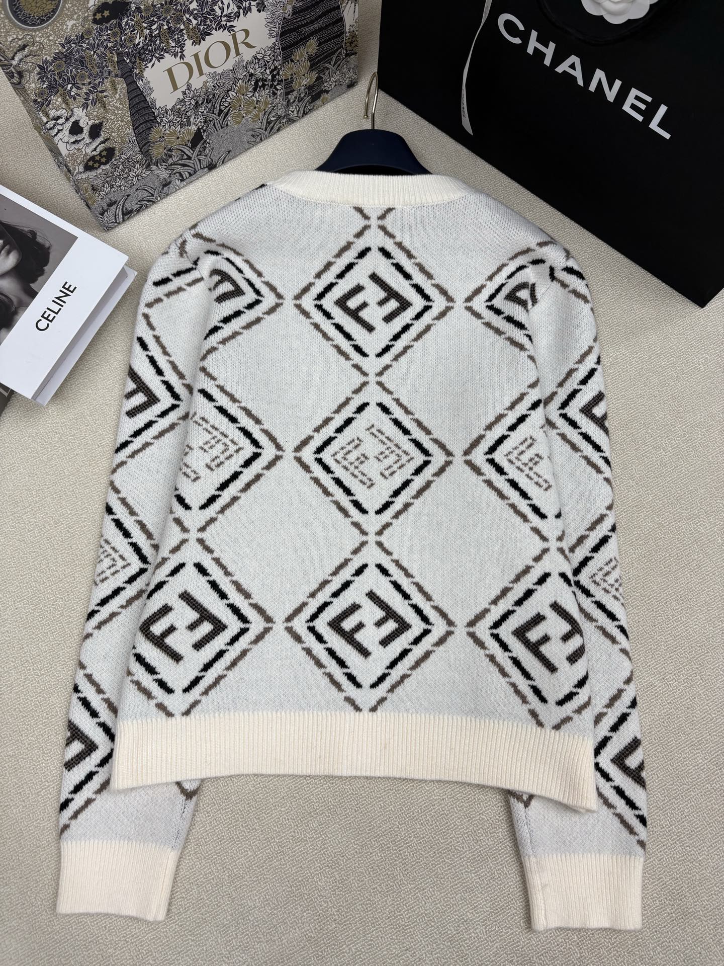 Fend*25秋冬新款针织V领开衫🆕 经典品牌双F字母logo撞色提花装饰 yb开模字母logo纽扣点缀