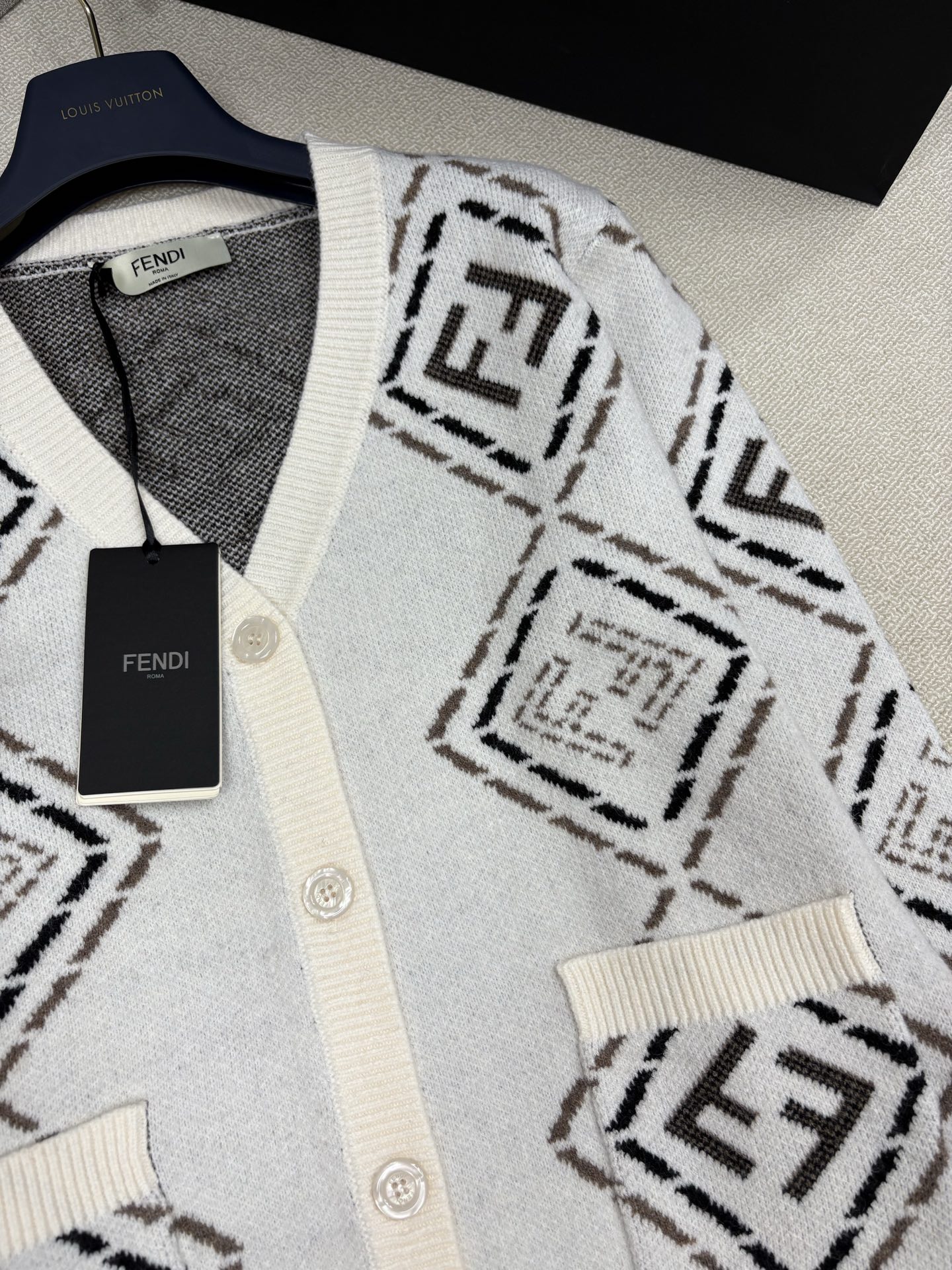 Fend*25秋冬新款针织V领开衫🆕 经典品牌双F字母logo撞色提花装饰 yb开模字母logo纽扣点缀