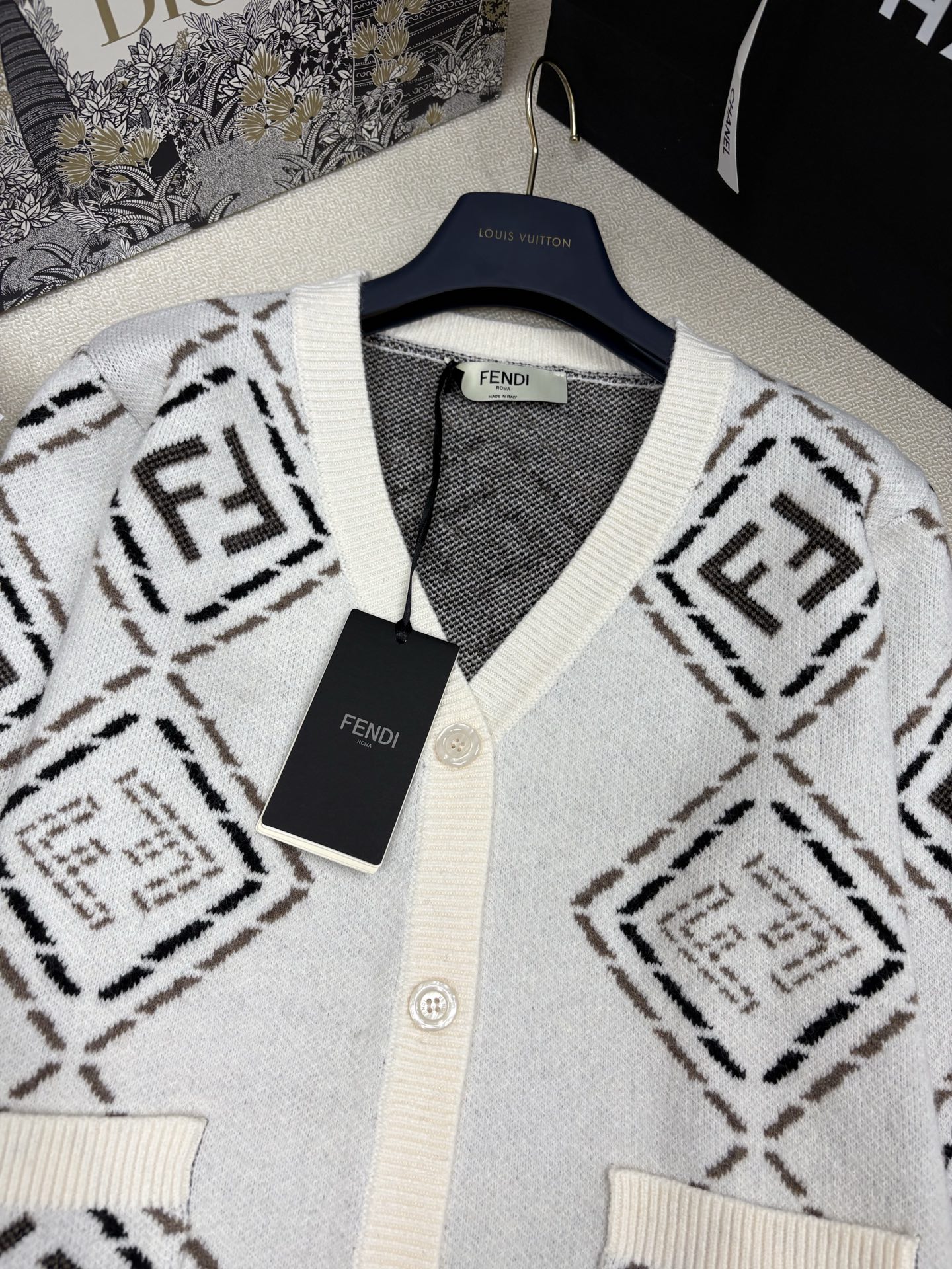 Fend*25秋冬新款针织V领开衫🆕 经典品牌双F字母logo撞色提花装饰 yb开模字母logo纽扣点缀