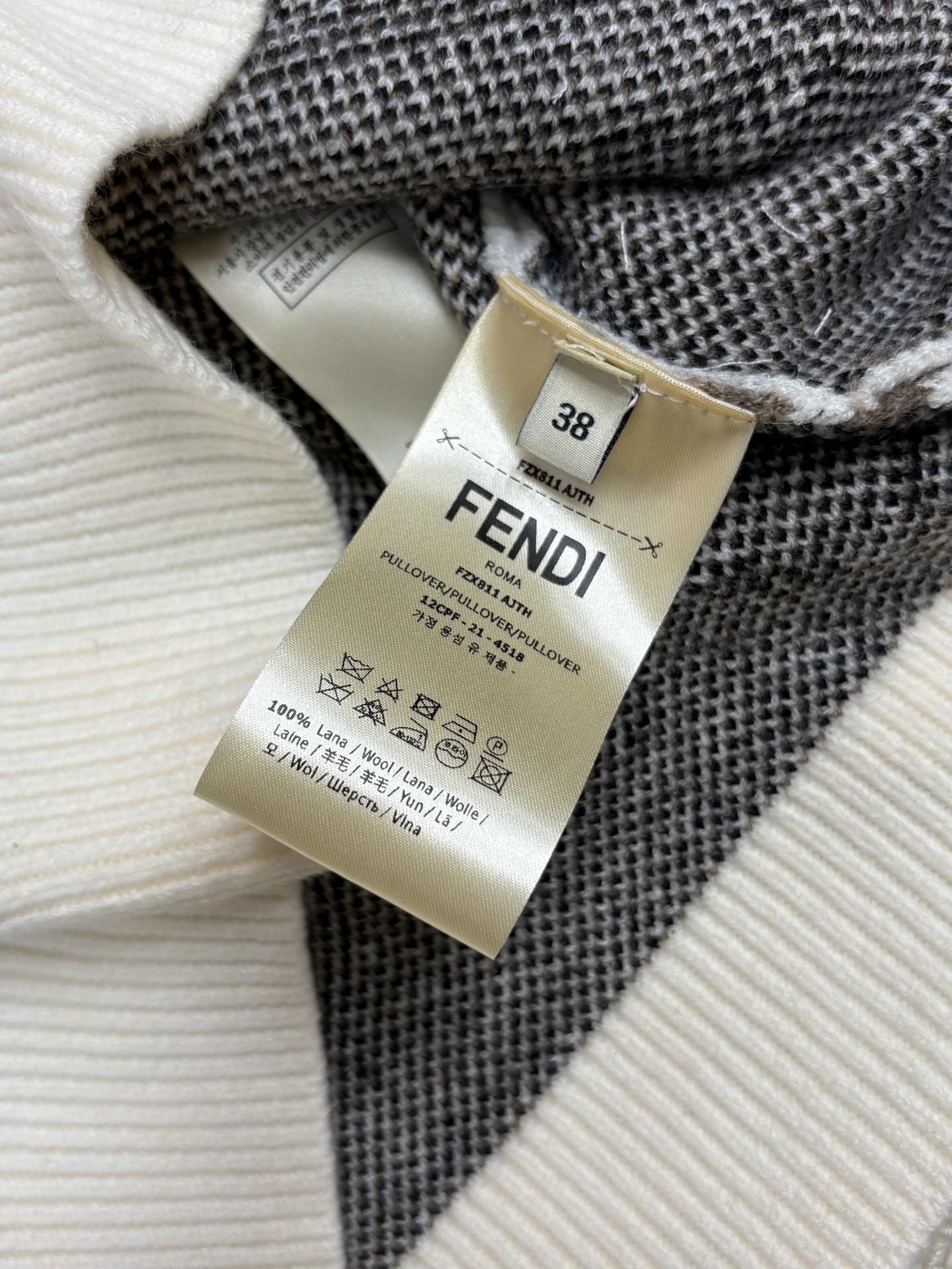 Fend*25秋冬新款针织V领开衫🆕 经典品牌双F字母logo撞色提花装饰 yb开模字母logo纽扣点缀