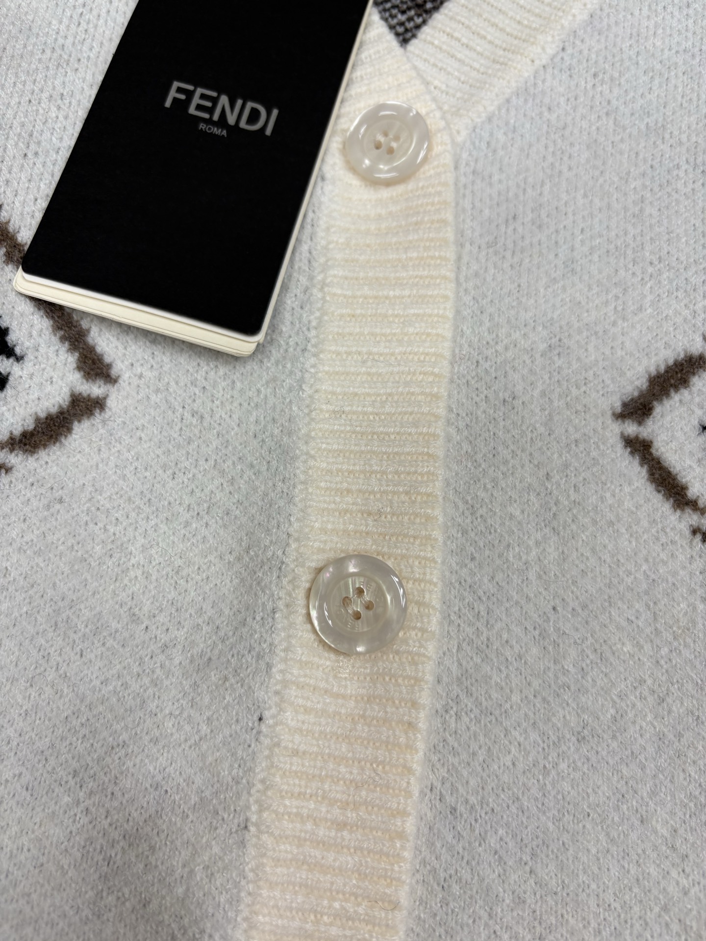 Fend*25秋冬新款针织V领开衫🆕 经典品牌双F字母logo撞色提花装饰 yb开模字母logo纽扣点缀