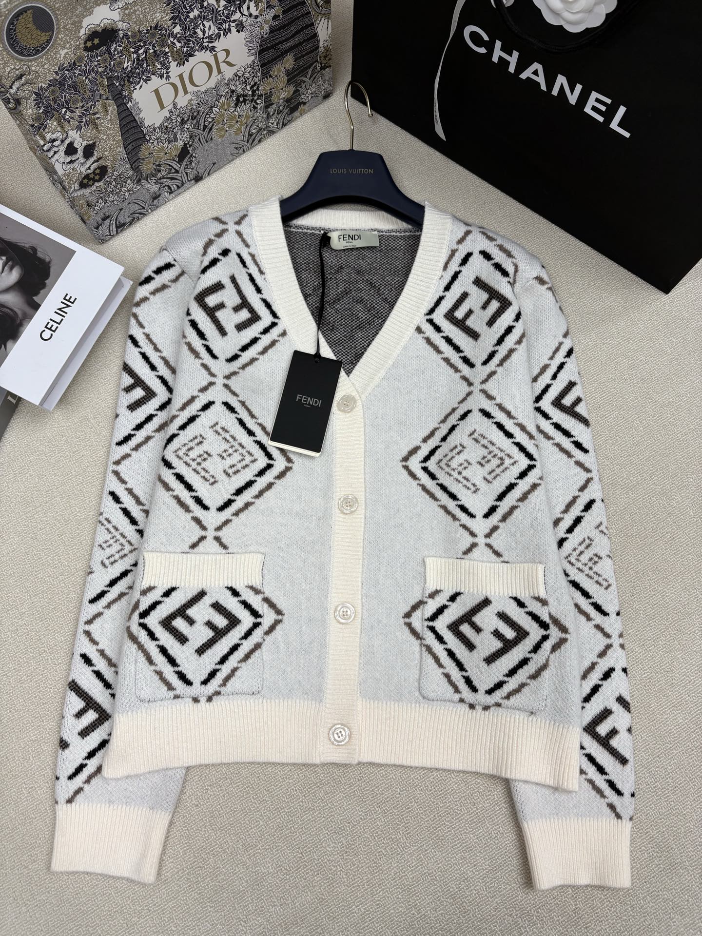 NO:686500,Fendi 25 new autumn and winter style knitted V-neck cardigan, classic brand double F letter logo contrasting jacquard decoration, yb molded letter logo button decoration, fashionable, light, luxurious and versatile, size sml P,,fendi,19860909Fendi 25秋冬新款 针织V领开衫 经典品牌双F字母logo撞色提花装饰 yb开模字母logo纽扣点缀 时髦轻奢百搭 尺码sml P,,fendi,,Women's clothing