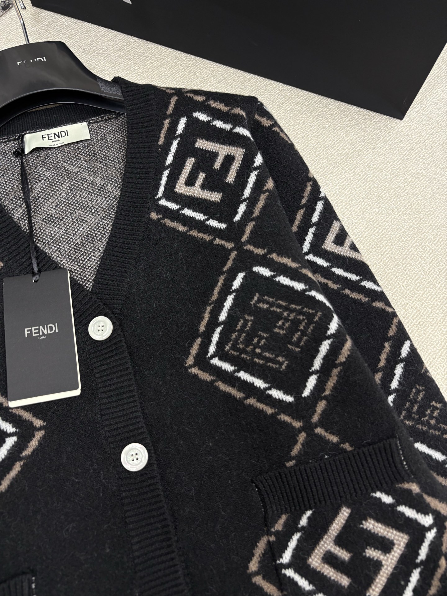 Fend*25秋冬新款针织V领开衫🆕 经典品牌双F字母logo撞色提花装饰 yb开模字母logo纽扣点缀