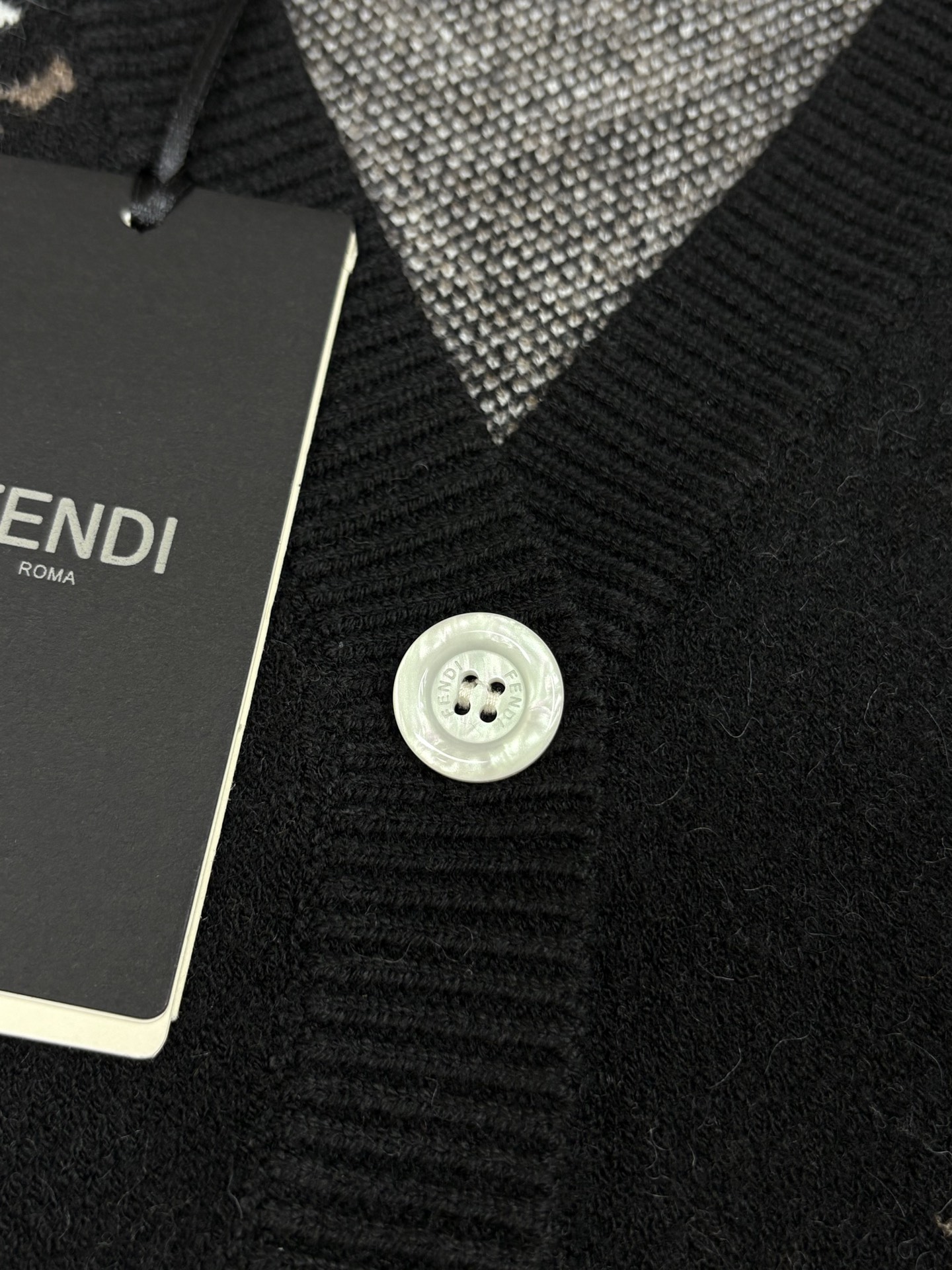 Fend*25秋冬新款针织V领开衫🆕 经典品牌双F字母logo撞色提花装饰 yb开模字母logo纽扣点缀