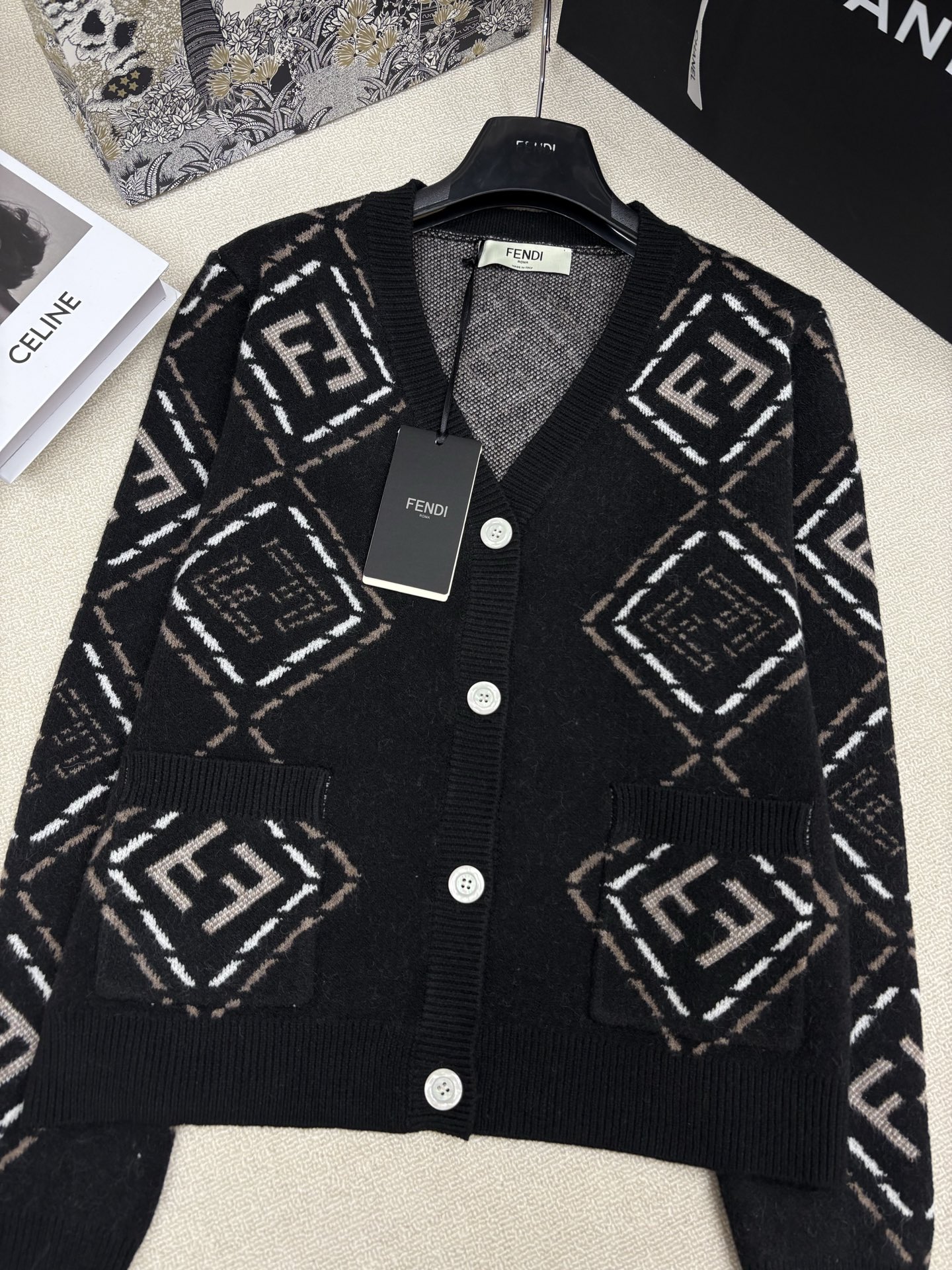 Fend*25秋冬新款针织V领开衫🆕 经典品牌双F字母logo撞色提花装饰 yb开模字母logo纽扣点缀