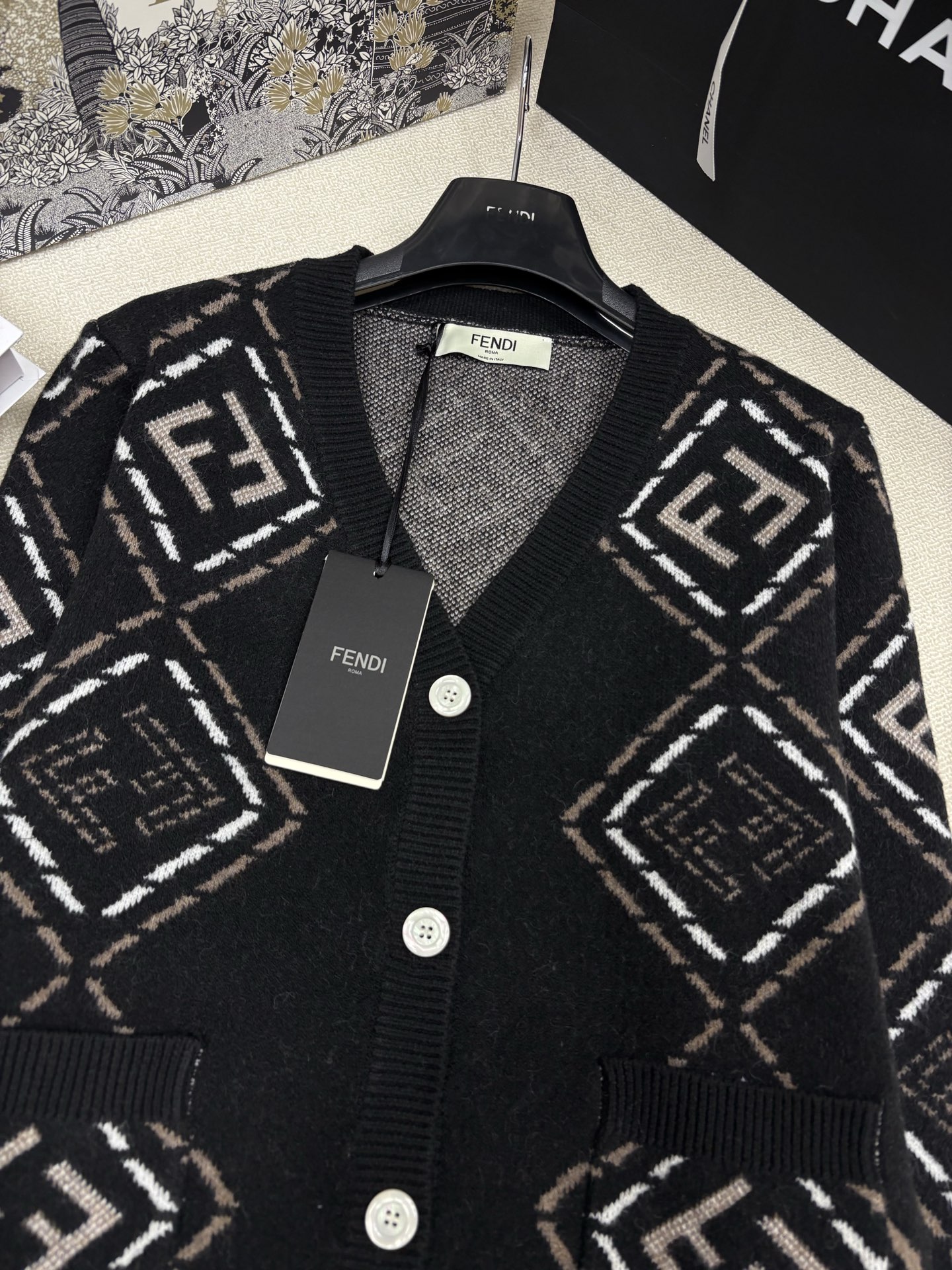 Fend*25秋冬新款针织V领开衫🆕 经典品牌双F字母logo撞色提花装饰 yb开模字母logo纽扣点缀