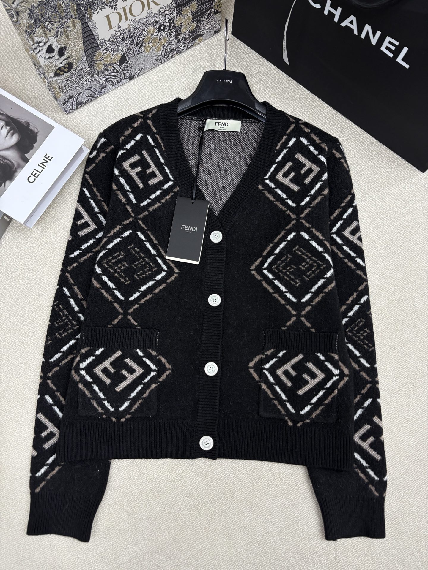 NO:686503,Fendi 25 new autumn and winter style knitted V-neck cardigan, classic brand double F letter logo contrasting jacquard decoration, yb molded letter logo button decoration, fashionable, light, luxurious and versatile, sizes sml,,fendi,19860909Fendi 25秋冬新款 针织V领开衫 经典品牌双F字母logo撞色提花装饰 yb开模字母logo纽扣点缀 时髦轻奢百搭 尺码sml,,fendi,,Women's clothing
