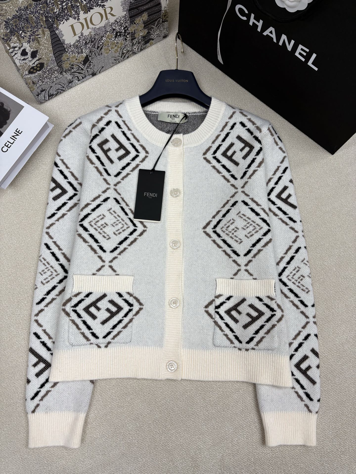 NO:686510,Fendi 25 new autumn and winter knitted garden collar cardigan, classic brand double F letter logo contrasting jacquard decoration, yb molded letter logo button decoration, fashionable, light, luxurious and versatile, sizes sml,,fendi,19860909Fendi 25秋冬新款针织园领开衫 经典品牌双F字母logo撞色提花装饰 yb开模字母logo纽扣点缀 时髦轻奢百搭 尺码sml,,fendi,,Women's clothing
