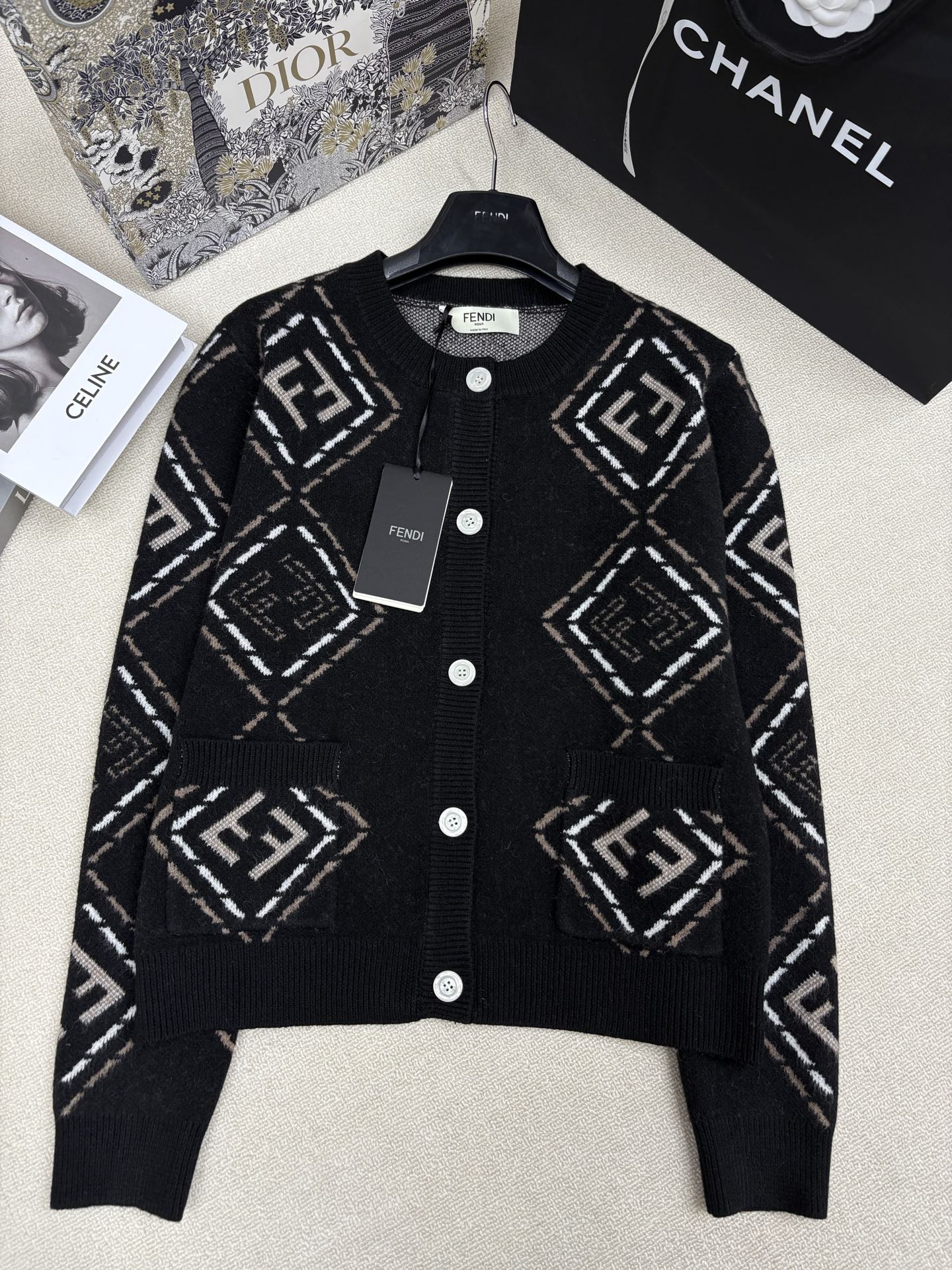 NO:686516,Fendi 25 new autumn and winter knitted garden collar cardigan, classic brand double F letter logo contrasting jacquard decoration, yb molded letter logo button decoration, fashionable, light, luxurious and versatile, sizes sml,,fendi,19860909Fendi 25秋冬新款针织园领开衫 经典品牌双F字母logo撞色提花装饰 yb开模字母logo纽扣点缀 时髦轻奢百搭 尺码sml,,fendi,,Women's clothing