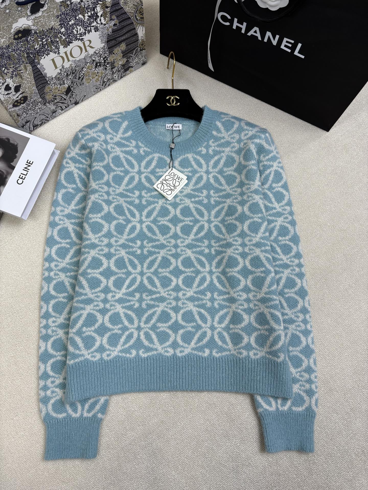 NO:686518,Loewe 25 new autumn and winter style knitted round neck pullover classic brand logo pattern contrasting color old flower jacquard decoration fashionable classic versatile size sml,,loewe,19860909Loewe 25秋冬新款 针织圆领套头 经典品牌logo图案撞色老花提花装饰 时髦经典百搭 尺码sml,,loewe,,Women's clothing