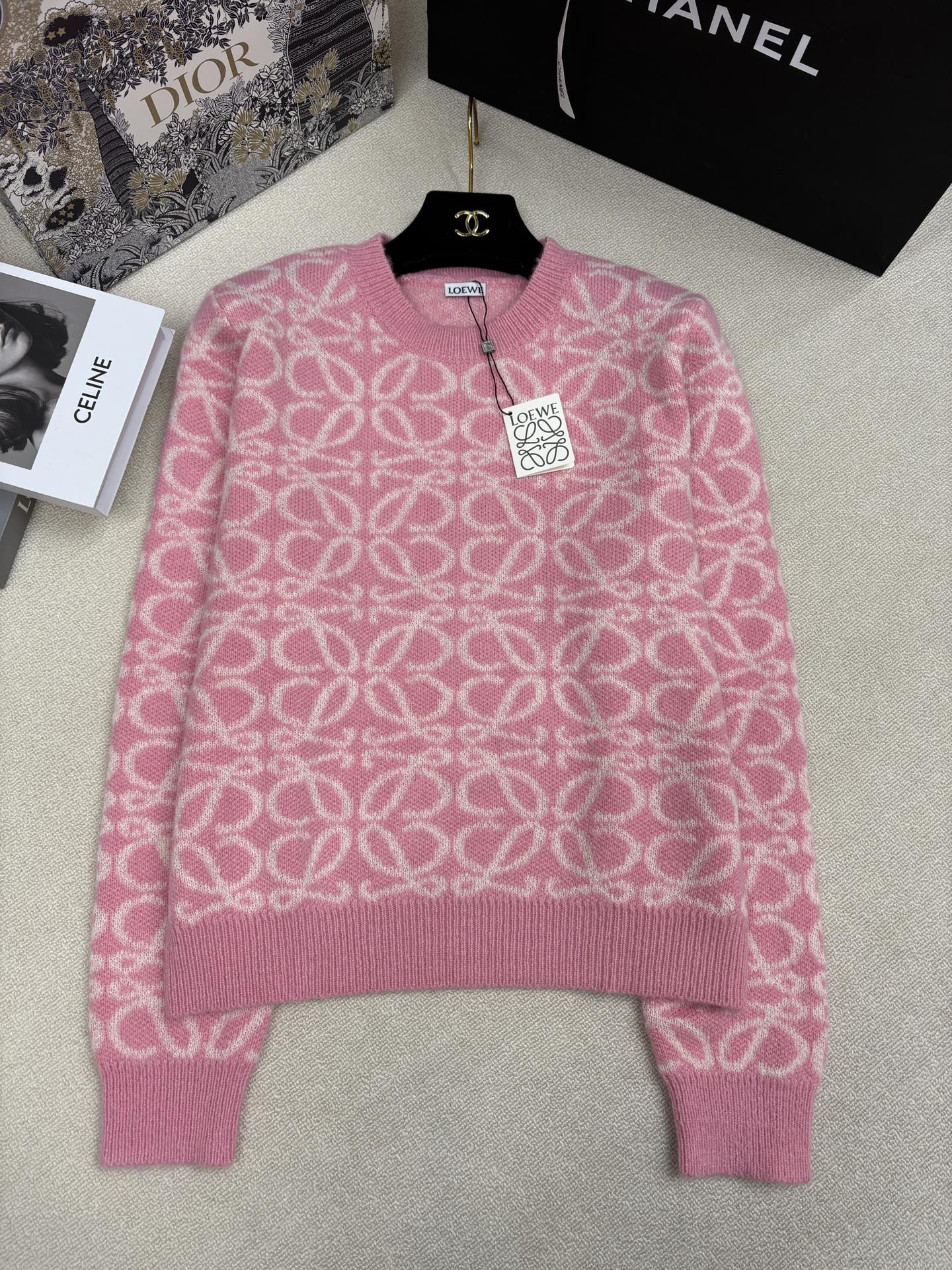 NO:686495,Loewe 25 new autumn and winter style knitted round neck pullover classic brand logo pattern contrasting color old flower jacquard decoration fashionable classic versatile size sml,,loewe,19860909Loewe 25秋冬新款 针织圆领套头 经典品牌logo图案撞色老花提花装饰 时髦经典百搭 尺码sml,,loewe,,Women's clothing