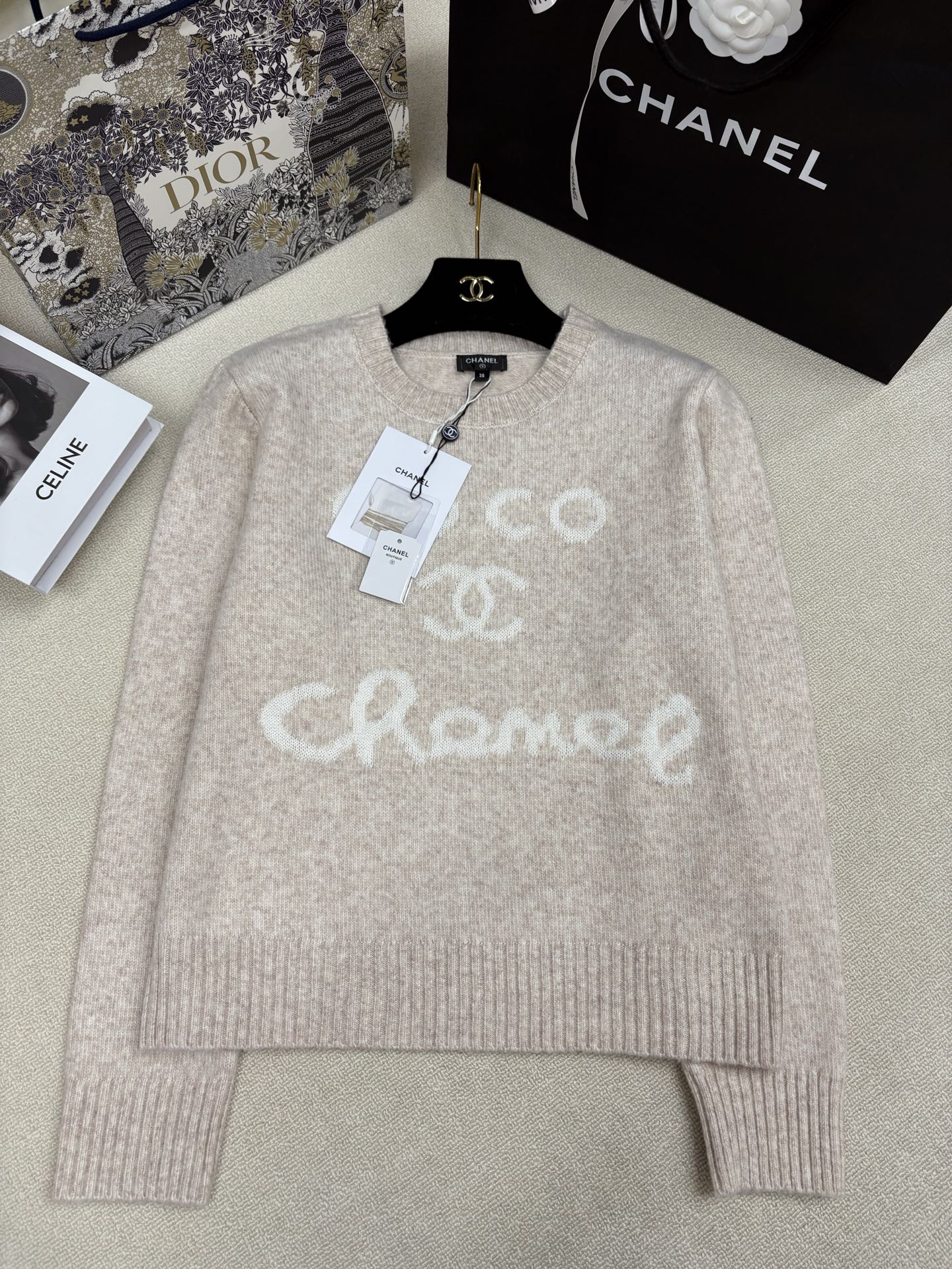 NO:686501,Chanel 25 new autumn and winter style knitted round neck pullover Classic brand double C letter logo contrasting jacquard decoration Simple, fashionable, exquisite and versatile Size sml P,,chanel,19860909Chanel 25秋冬新款 针织圆领套头 经典品牌双c字母logo撞色提花装饰 简约时髦精致百搭 尺码sml P,,chanel,,Women's clothing