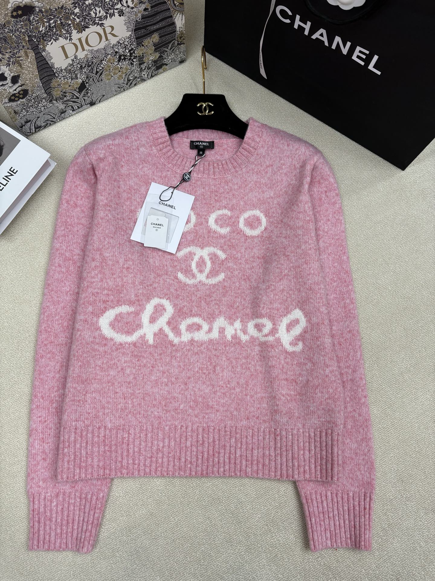 NO:686505,Chanel 25 new autumn and winter style knitted round neck pullover Classic brand double C letter logo contrasting jacquard decoration Simple, fashionable, exquisite and versatile Sizes sml,,chanel,19860909Chanel 25秋冬新款 针织圆领套头 经典品牌双c字母logo撞色提花装饰 简约时髦精致百搭 尺码sml,,chanel,,Women's clothing