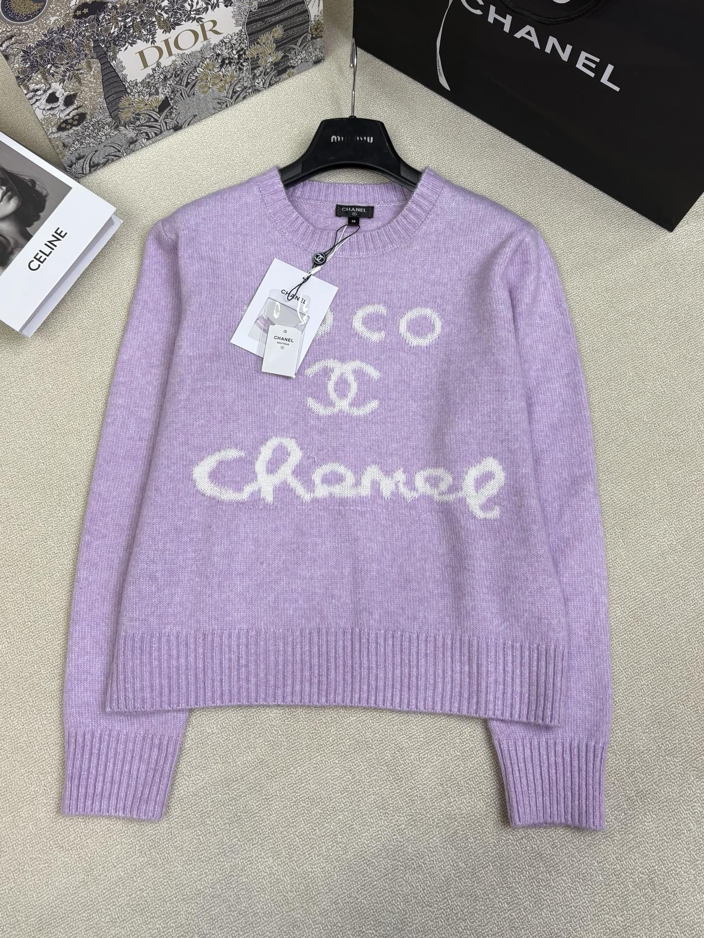 NO:686511,Chanel 25 new autumn and winter style knitted round neck pullover Classic brand double C letter logo contrasting jacquard decoration Simple, fashionable, exquisite and versatile Sizes sml,,chanel,19860909Chanel 25秋冬新款 针织圆领套头 经典品牌双c字母logo撞色提花装饰 简约时髦精致百搭 尺码sml,,chanel,,Women's clothing