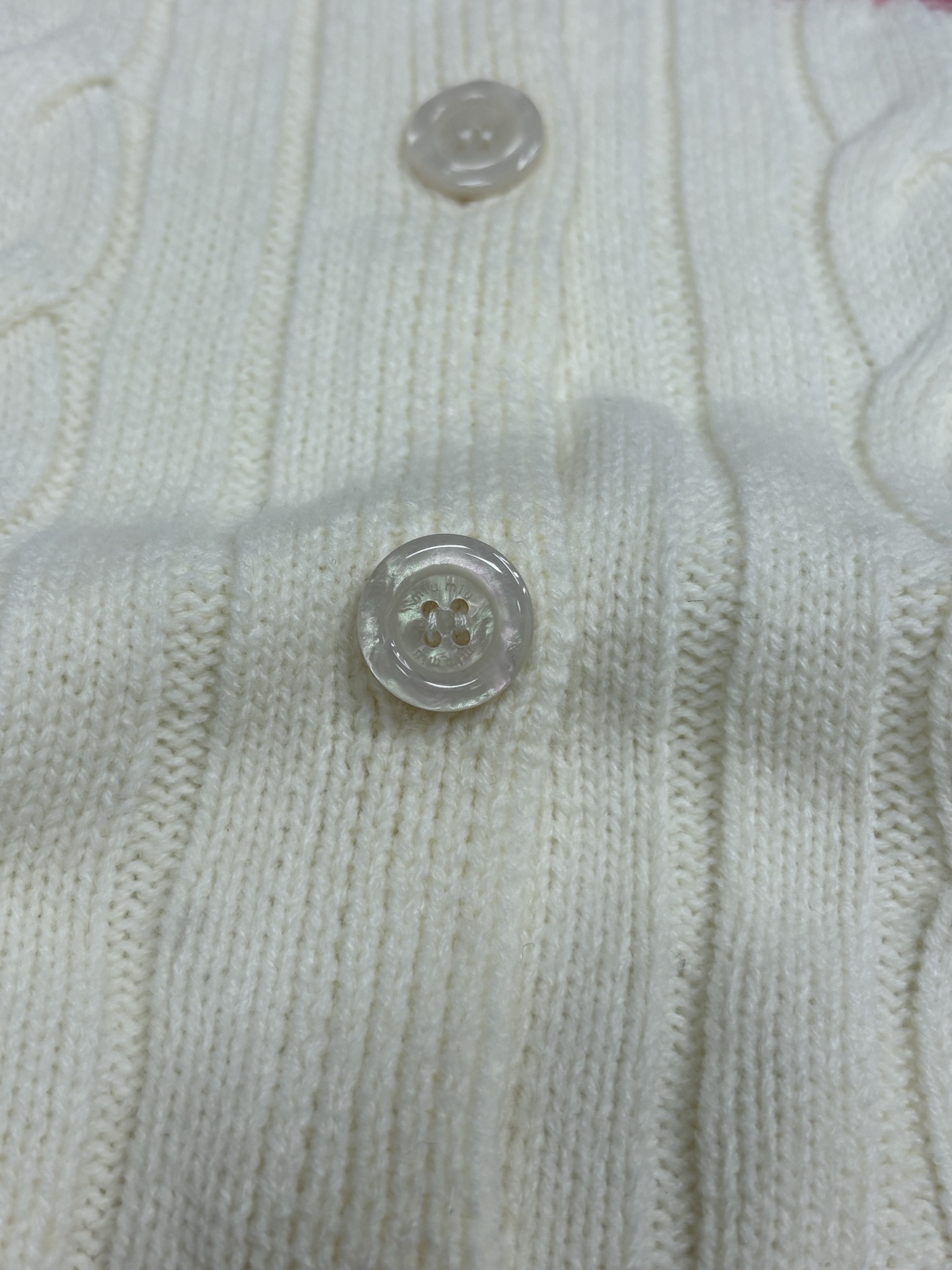 Miumi*25秋冬新款针织圆领开衫🆕 撞色拼接设计 麻花纽绳工艺🧶 经典字母logo刺绣点缀 yb开模