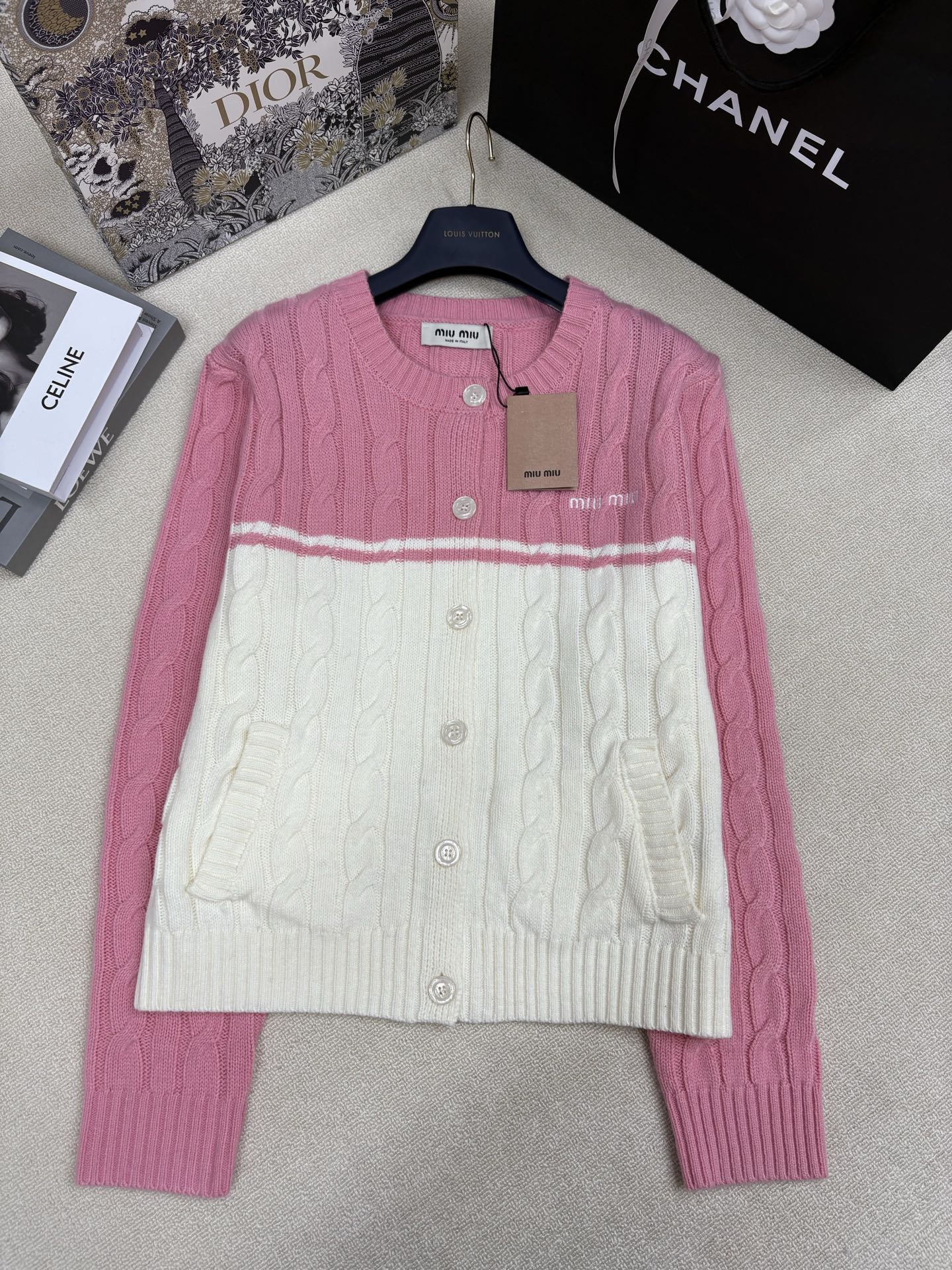 Miumi*25秋冬新款针织圆领开衫🆕 撞色拼接设计 麻花纽绳工艺🧶 经典字母logo刺绣点缀 yb开模