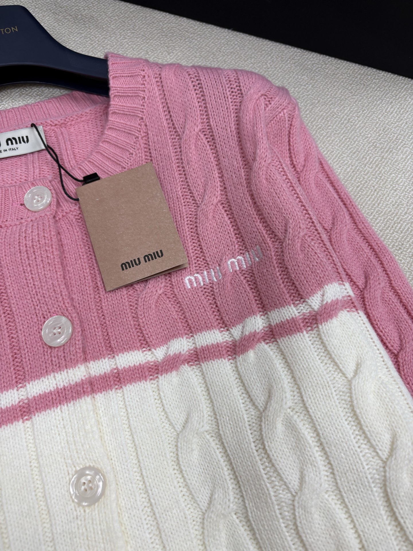 Miumi*25秋冬新款针织圆领开衫🆕 撞色拼接设计 麻花纽绳工艺🧶 经典字母logo刺绣点缀 yb开模