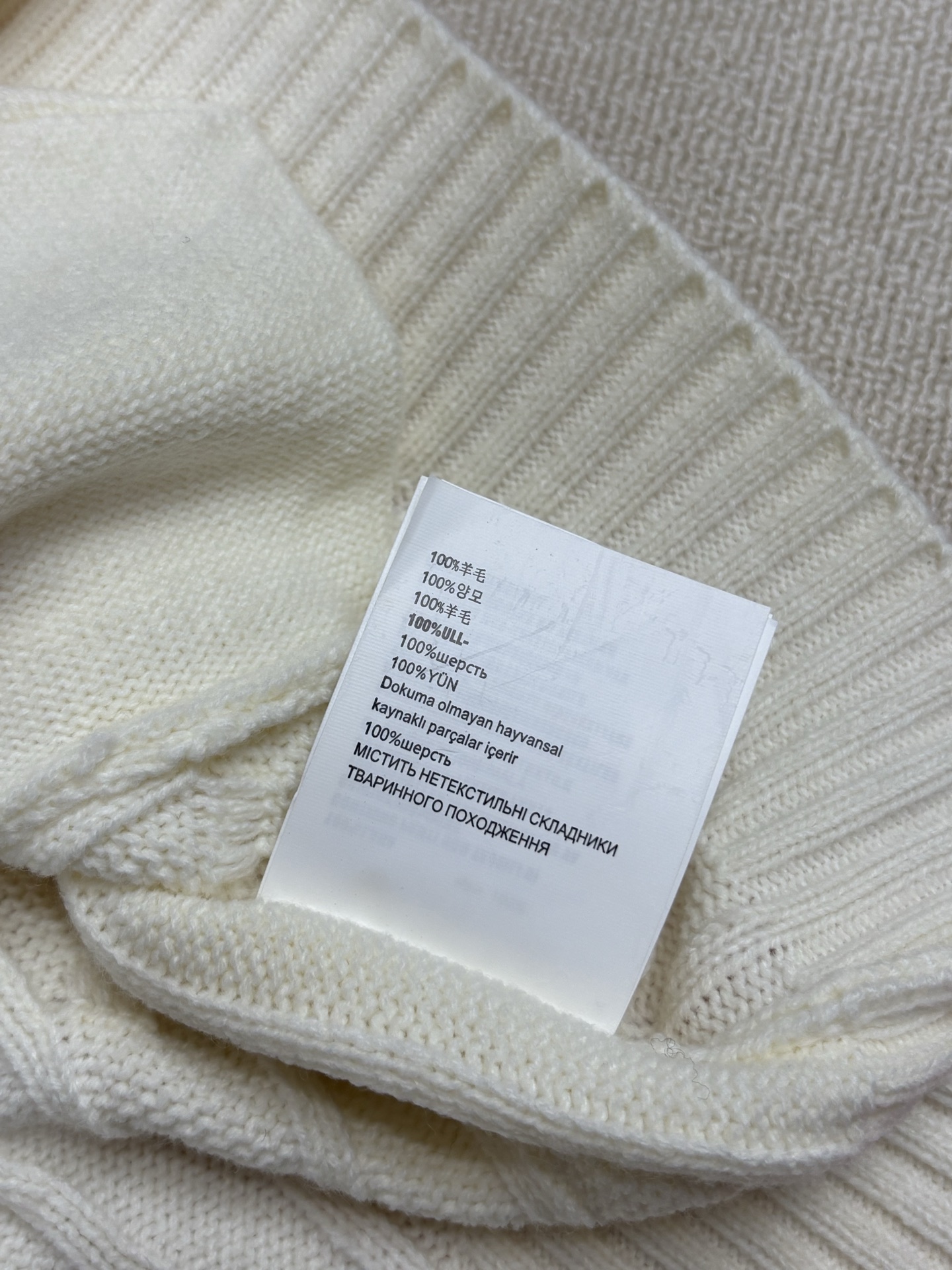 Miumi*25秋冬新款针织圆领开衫🆕 撞色拼接设计 麻花纽绳工艺🧶 经典字母logo刺绣点缀 yb开模