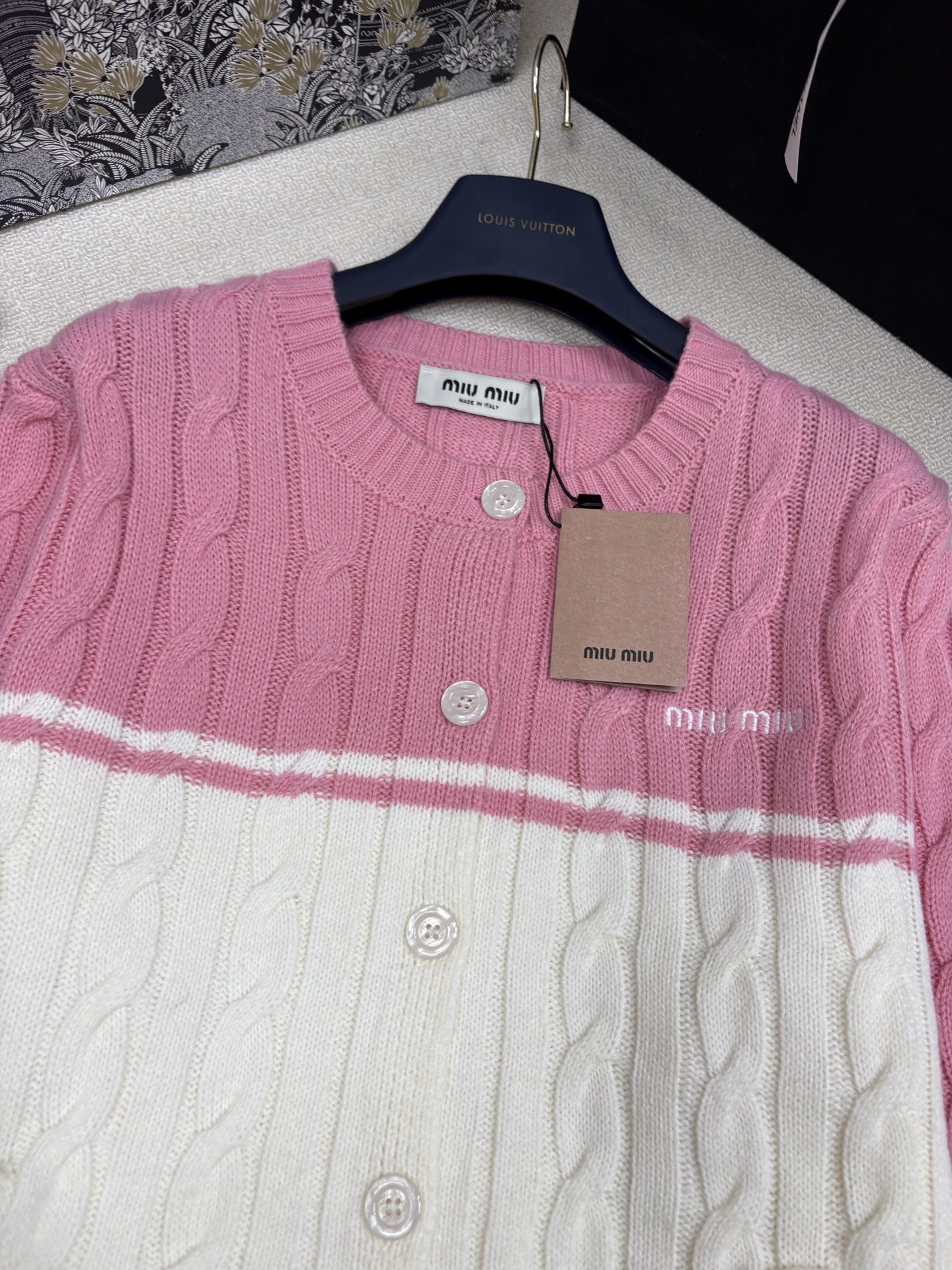 Miumi*25秋冬新款针织圆领开衫🆕 撞色拼接设计 麻花纽绳工艺🧶 经典字母logo刺绣点缀 yb开模