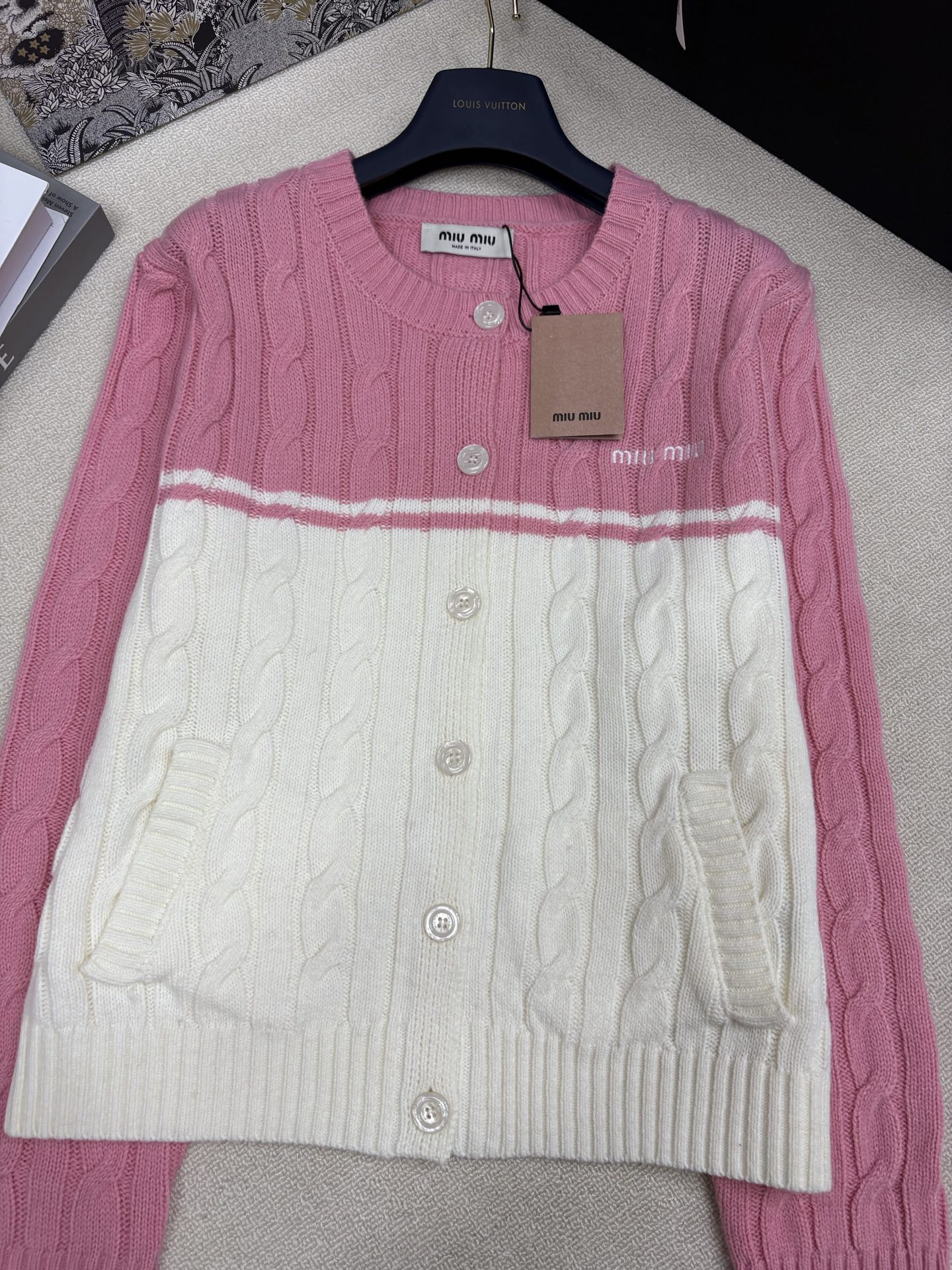 Miumi*25秋冬新款针织圆领开衫🆕 撞色拼接设计 麻花纽绳工艺🧶 经典字母logo刺绣点缀 yb开模