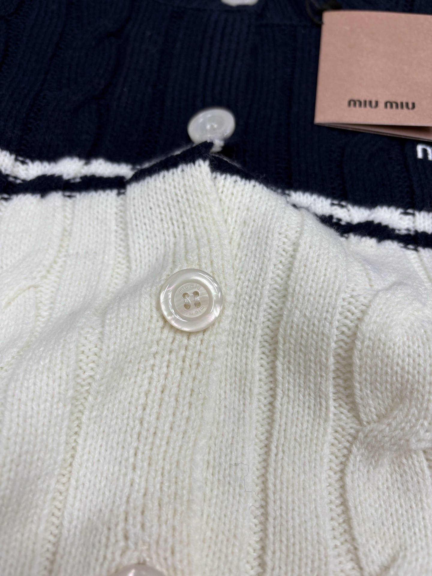 Miumi*25秋冬新款针织圆领开衫🆕 撞色拼接设计 麻花纽绳工艺🧶 经典字母logo刺绣点缀 yb开模