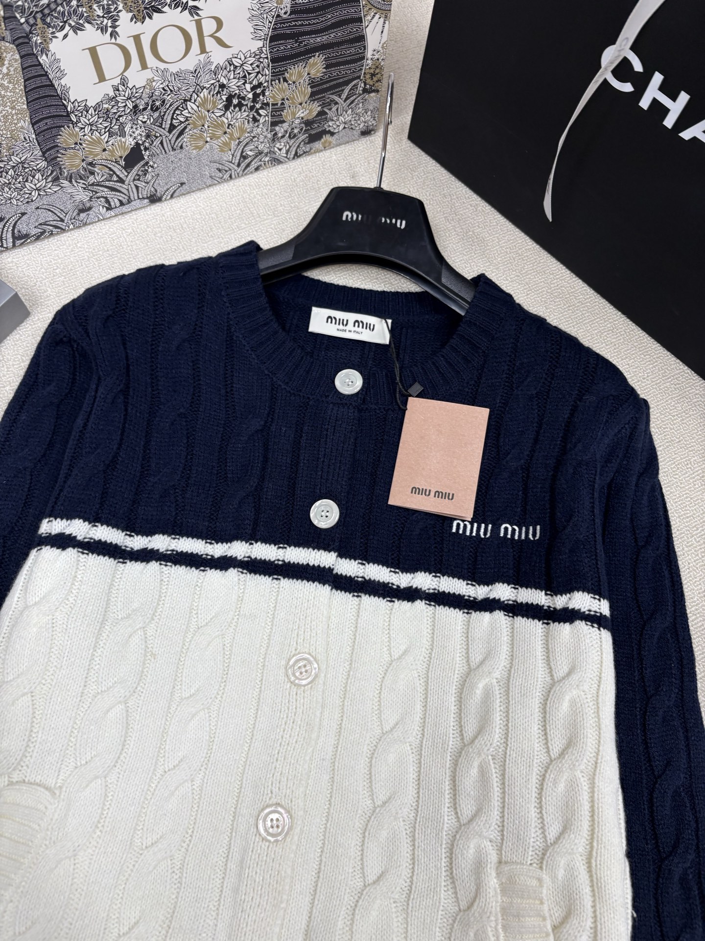 Miumi*25秋冬新款针织圆领开衫🆕 撞色拼接设计 麻花纽绳工艺🧶 经典字母logo刺绣点缀 yb开模